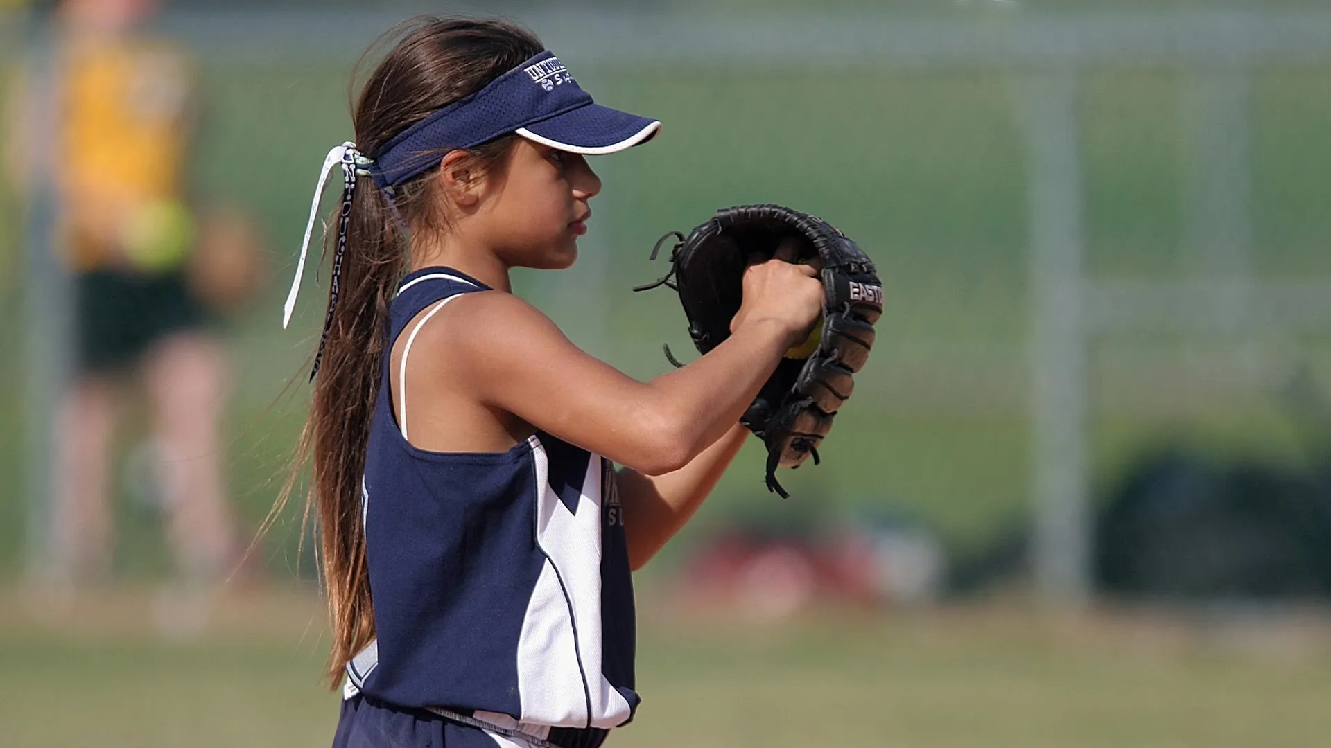Niña jugando beisbol