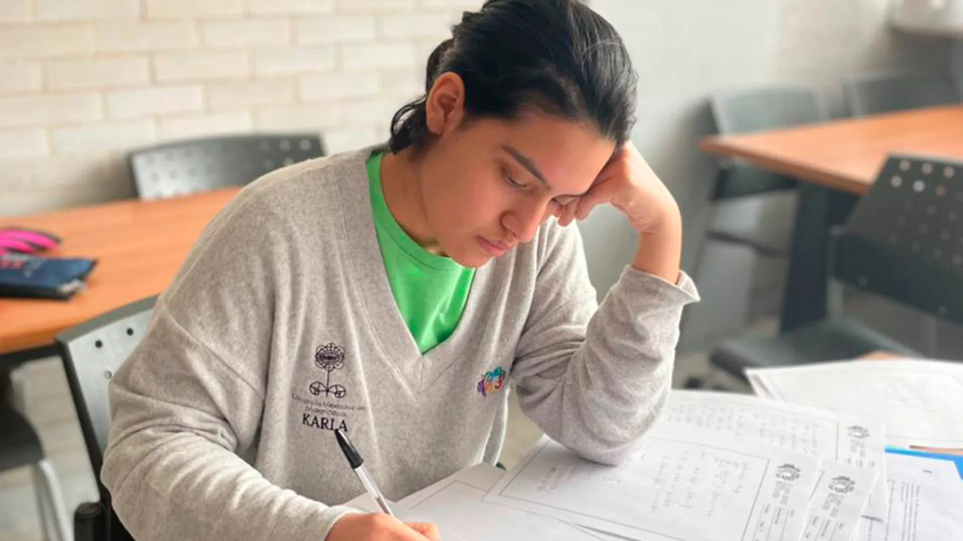 Karla Munguia estudiando para la olimpiada
