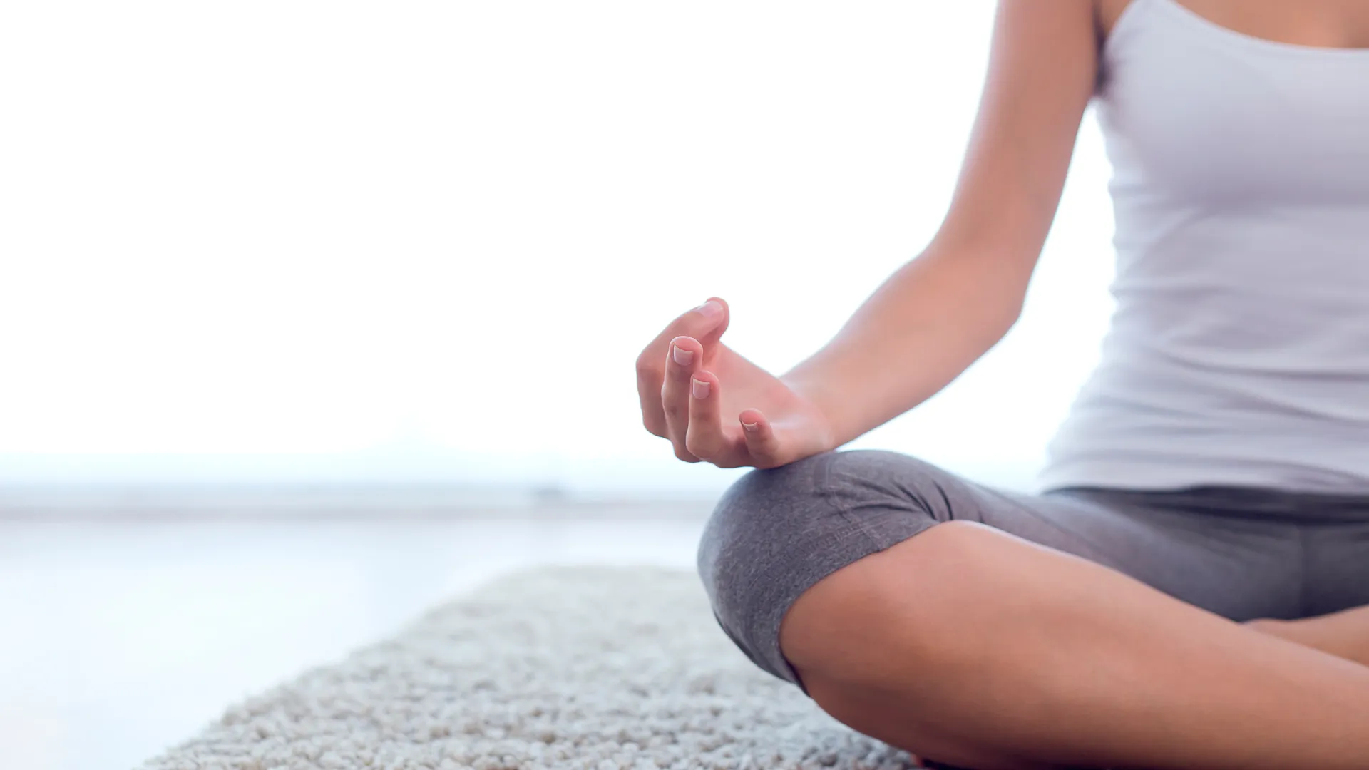 mujer realizando ejercicios de yoga