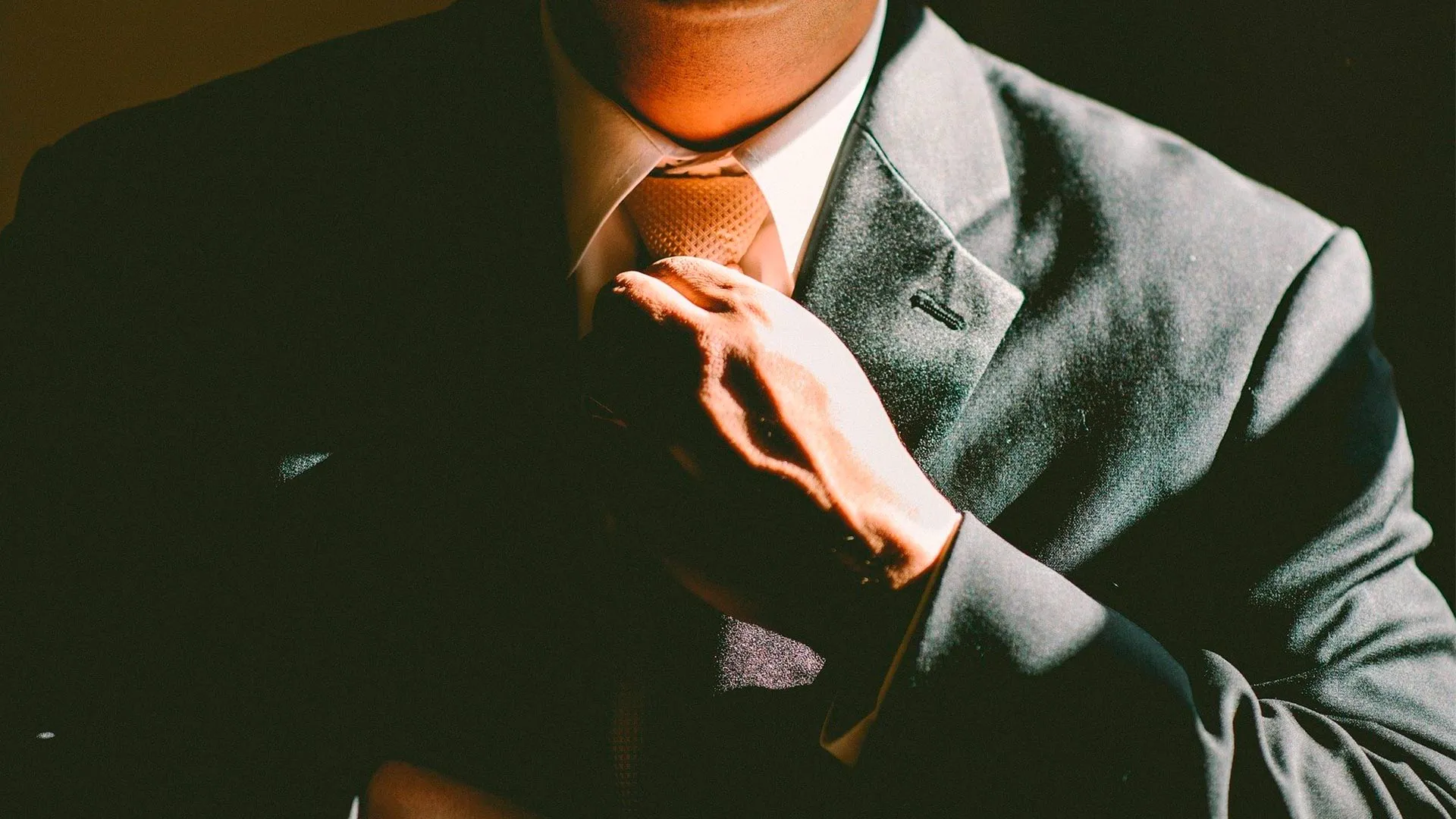 Hombre acomodándose su corbata 