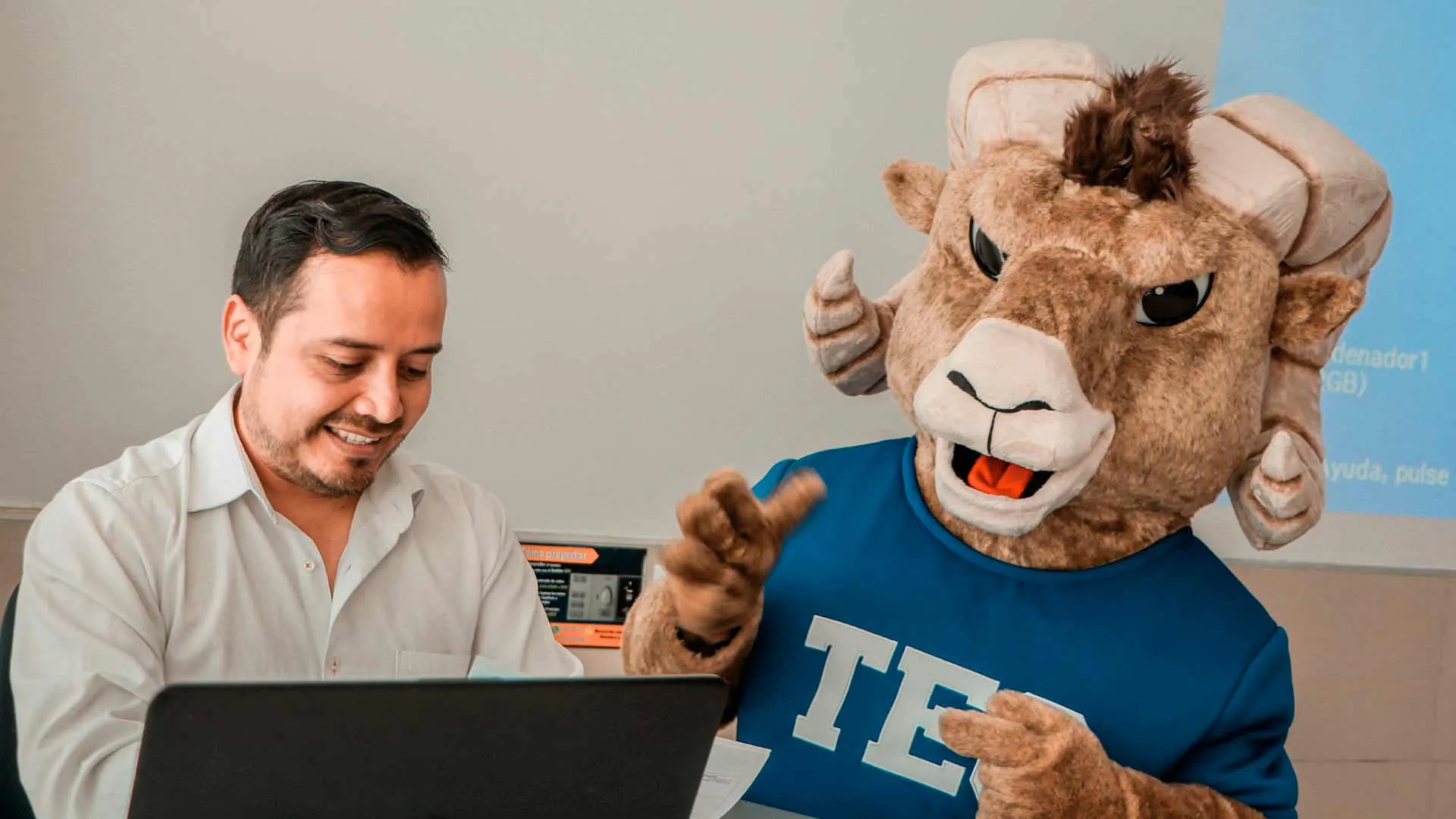 Afhit Hernández, profesor de la PrepaTec Cuernavaca, es ganador del Premio al Profesor Inspirador 2021 del Tec campus Cuernavaca