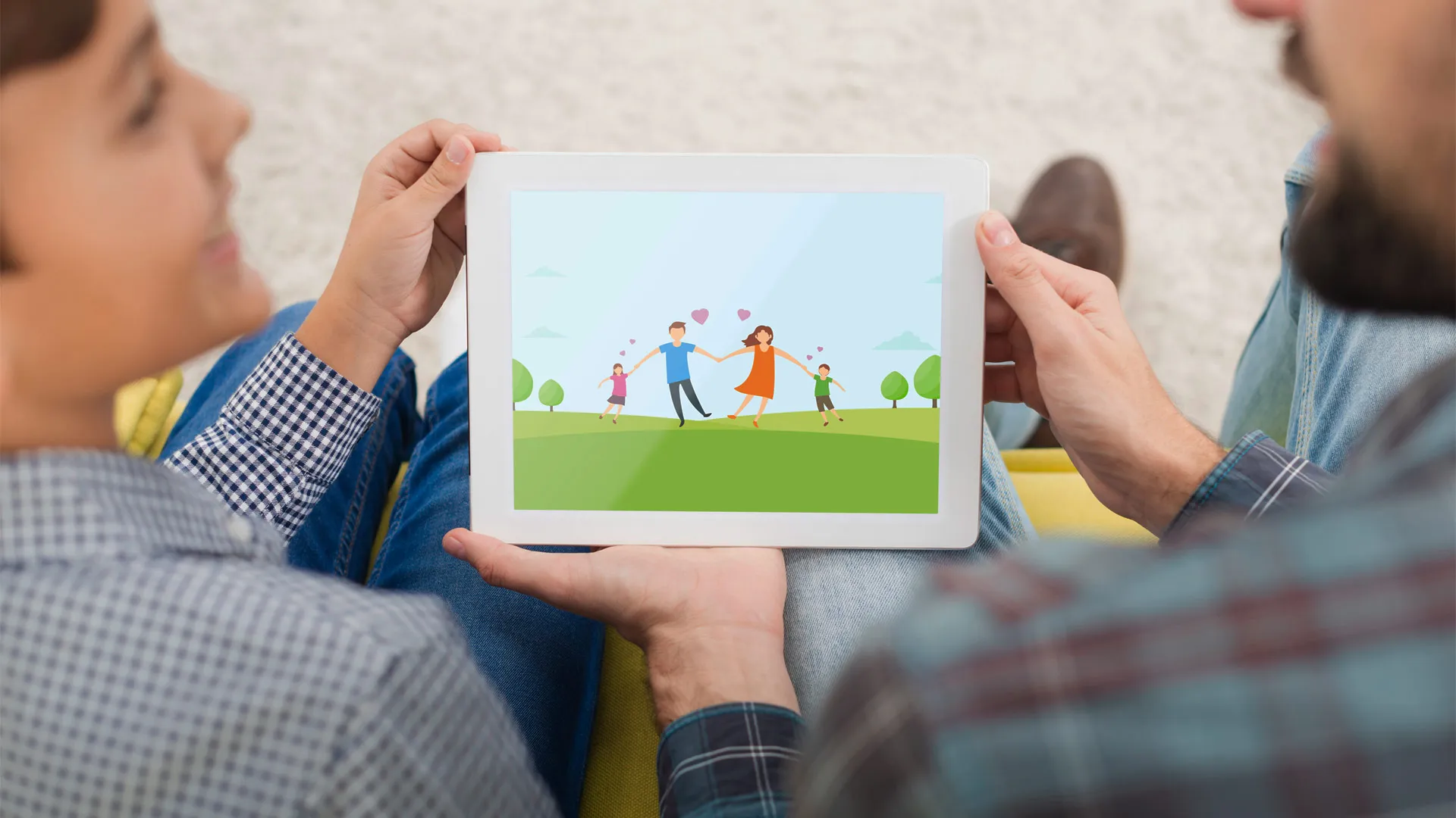 Padre sosteniendo tablet con su hijo