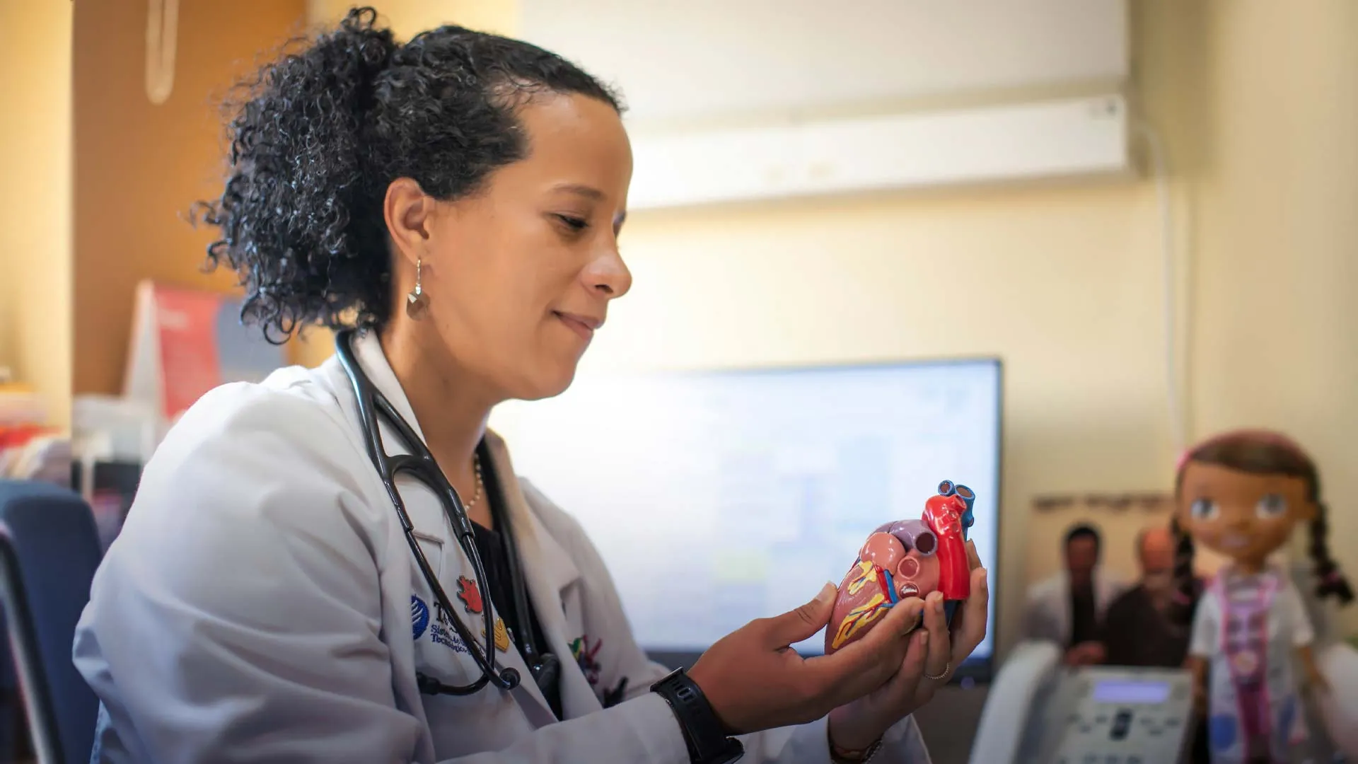 La doctora que con su magia toca el corazón de los niños