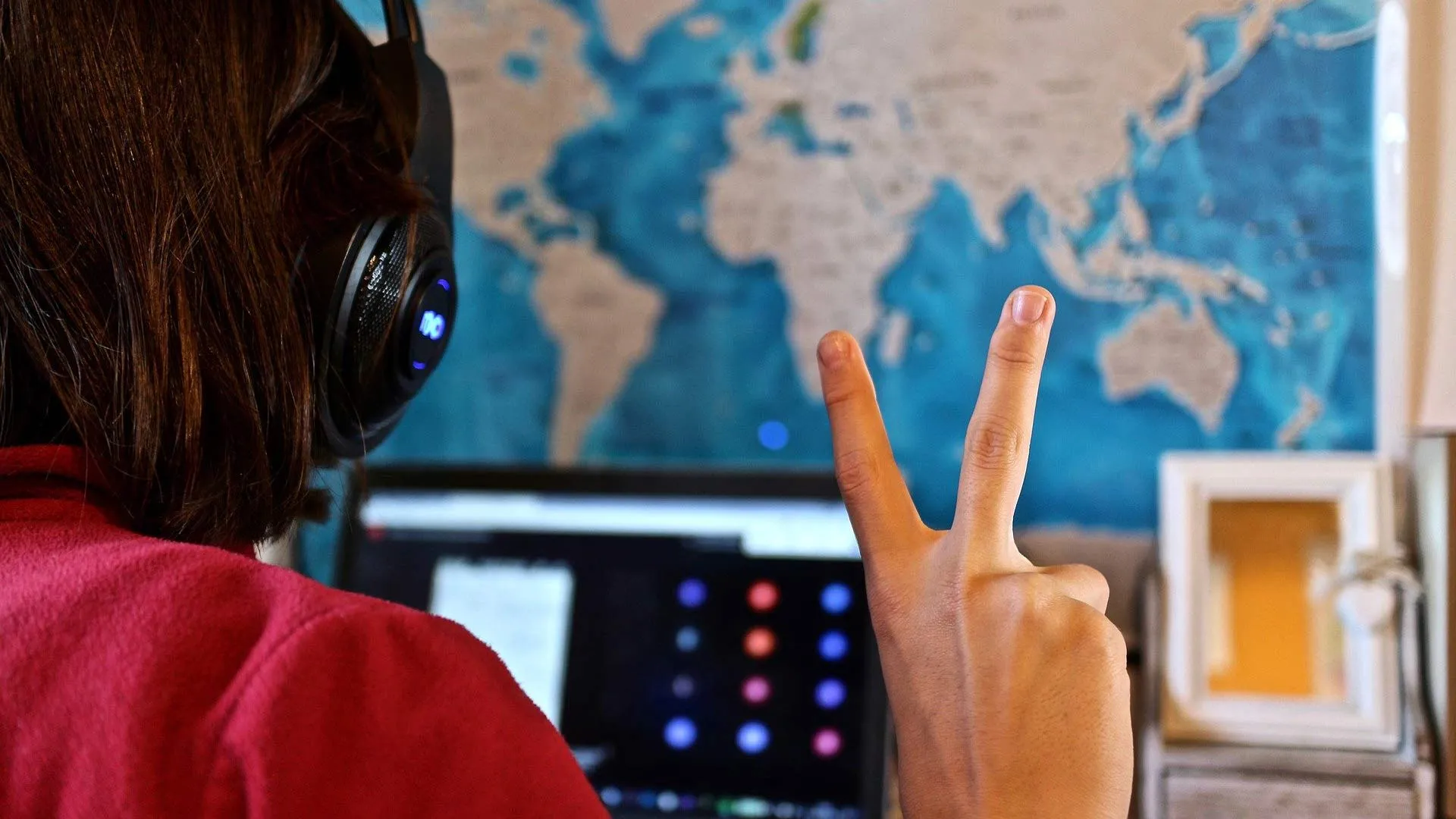 Estudiantes apoyan a profesores Tec