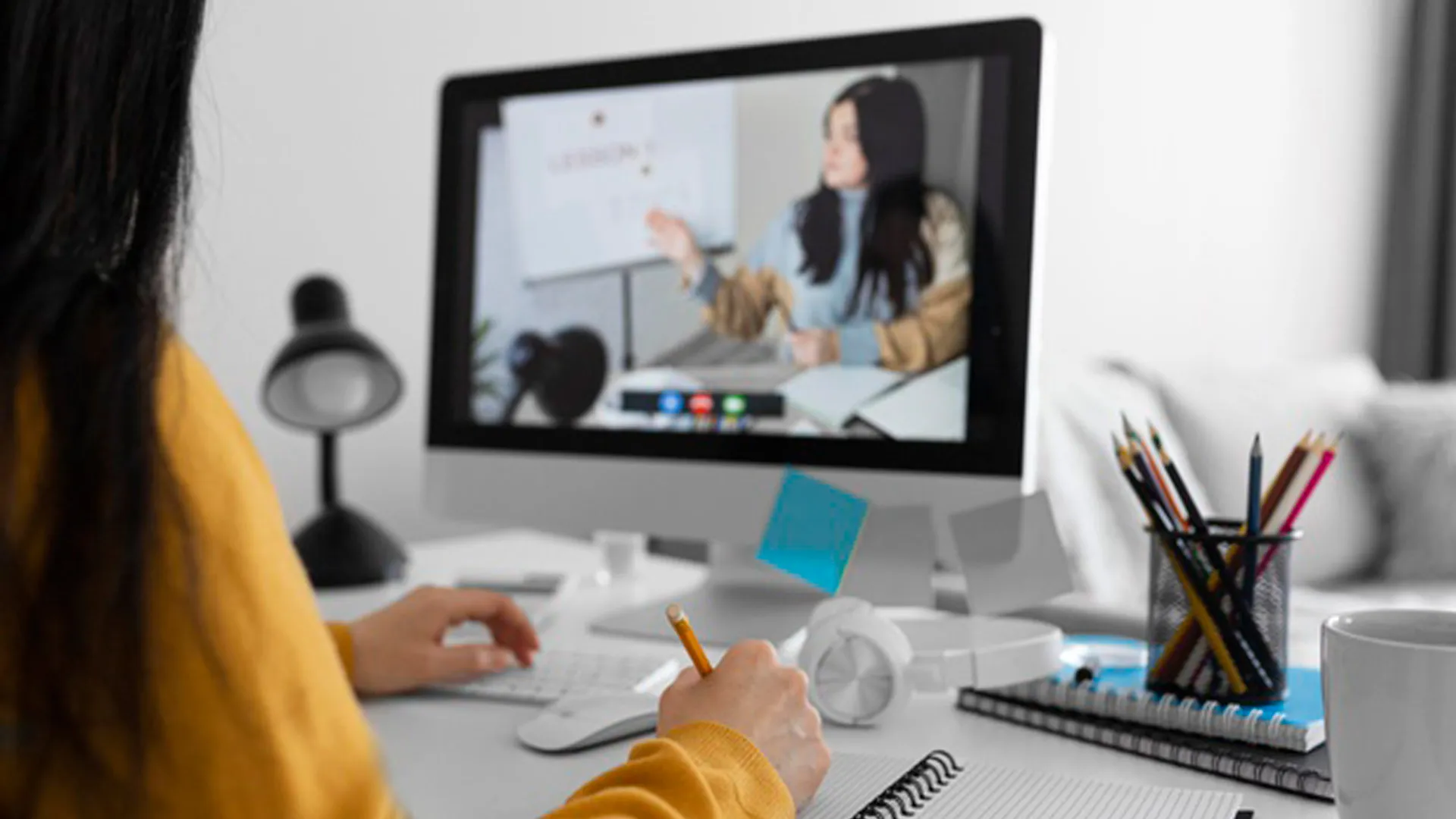 mujer tomando clases en línea
