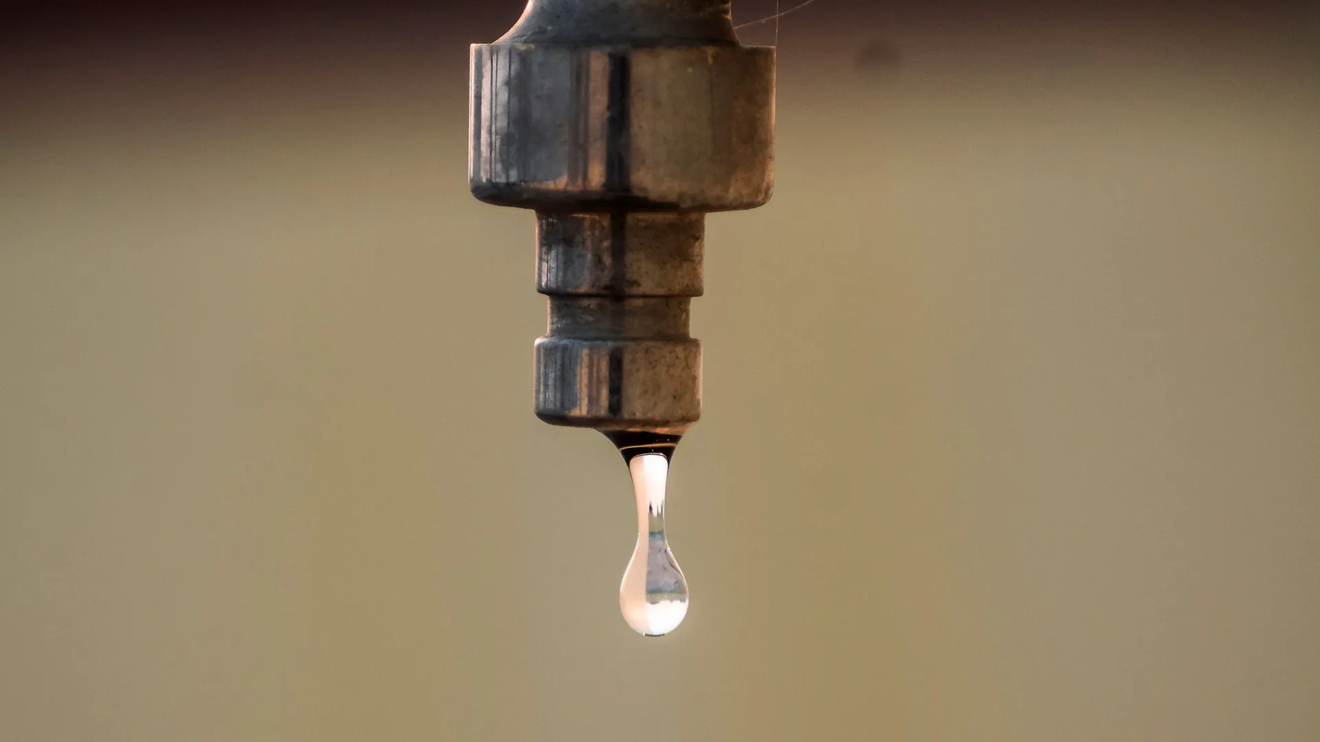 Gota de agua cayendo de una llave