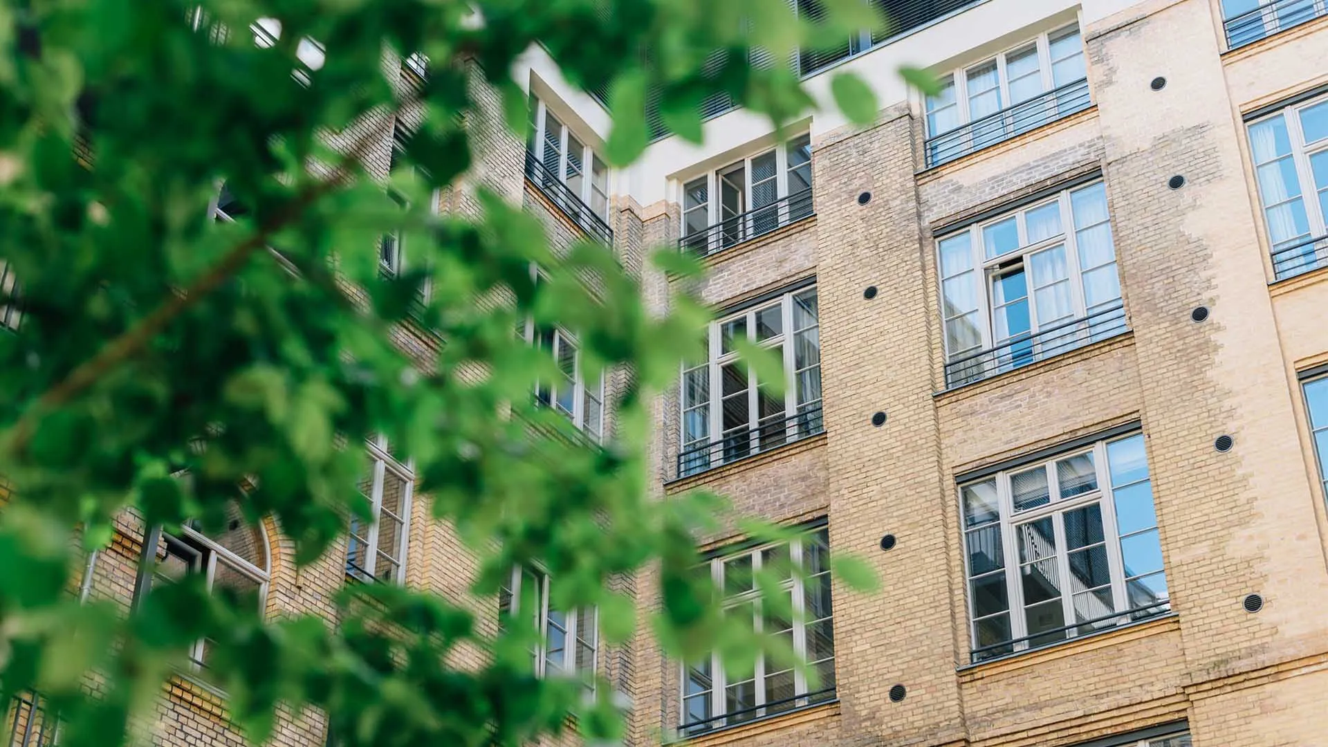 edificio de departamentos con árboles