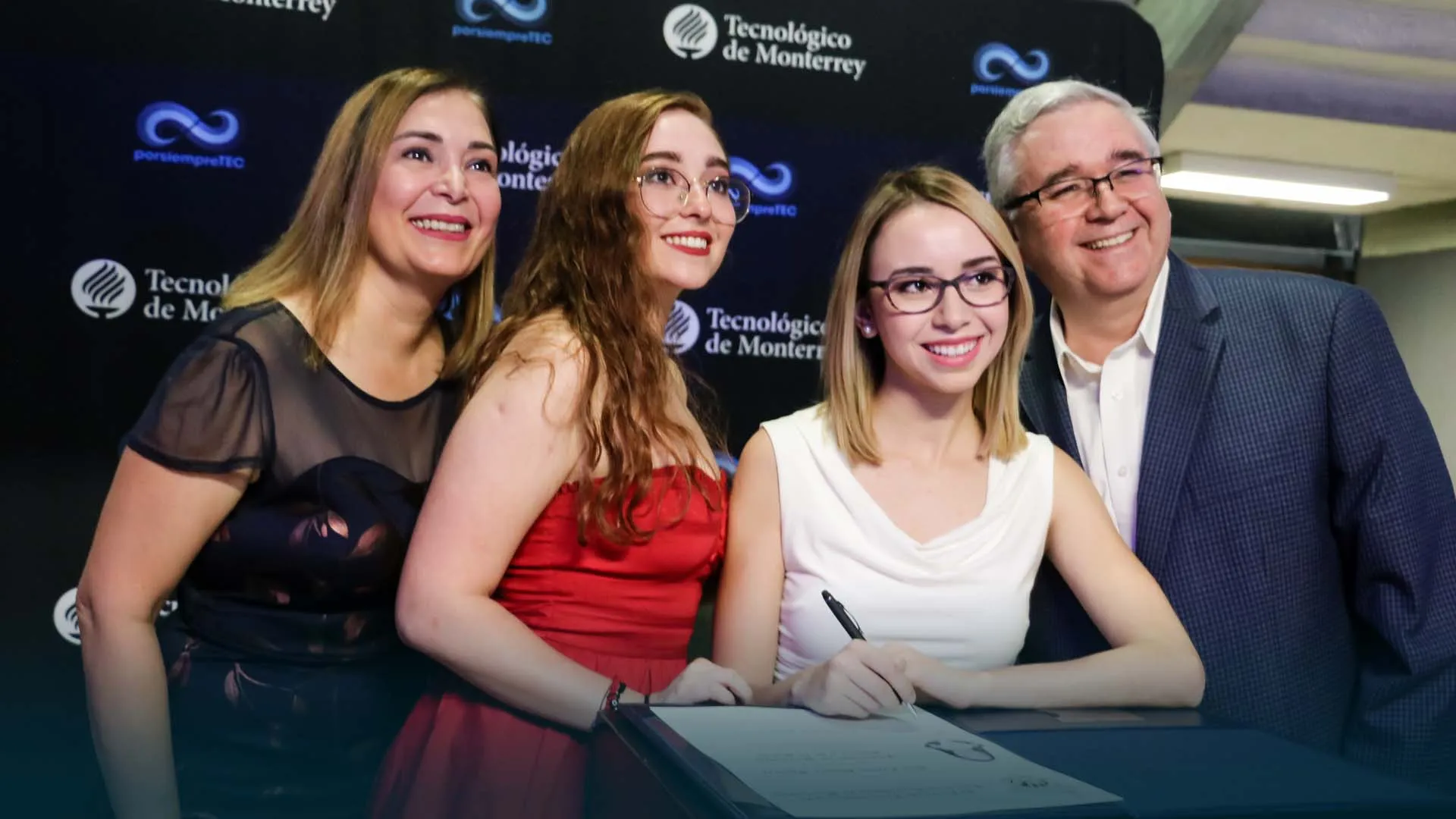 ¡A firmar el título!