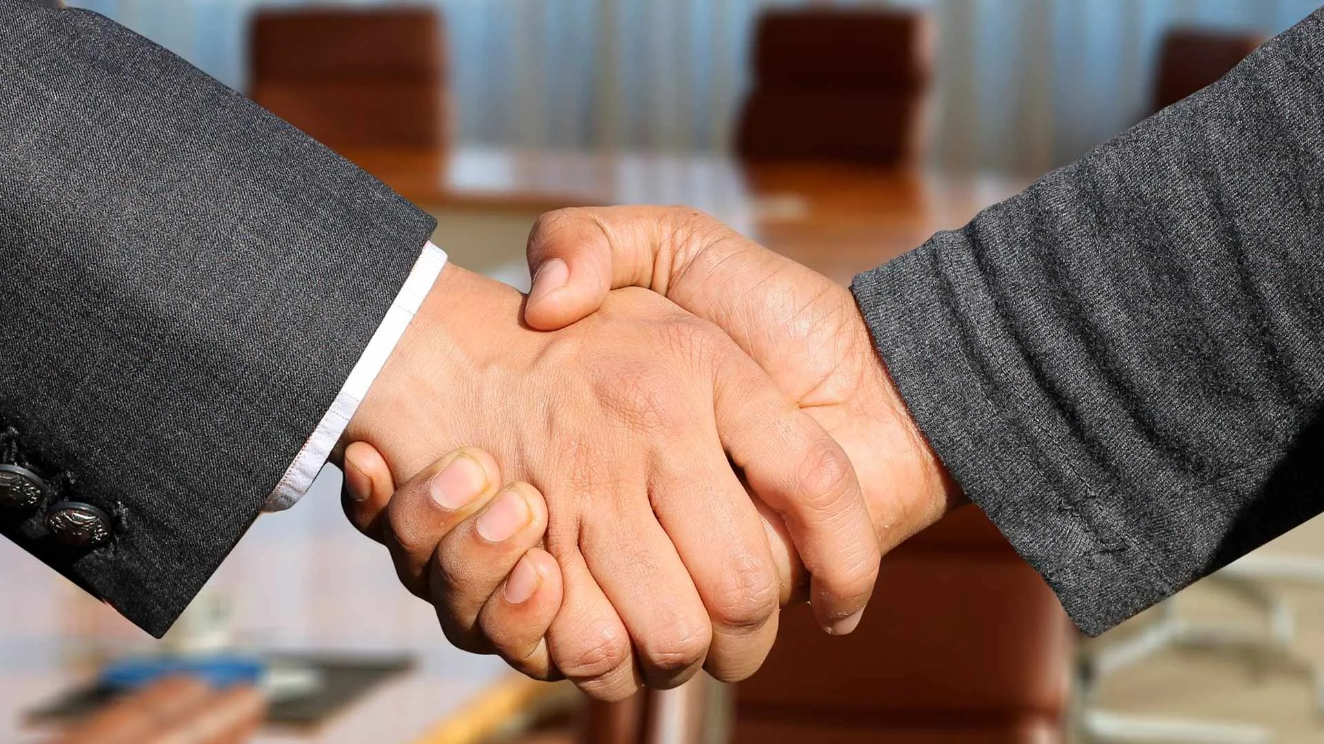 Dos hombres estrechando la mano