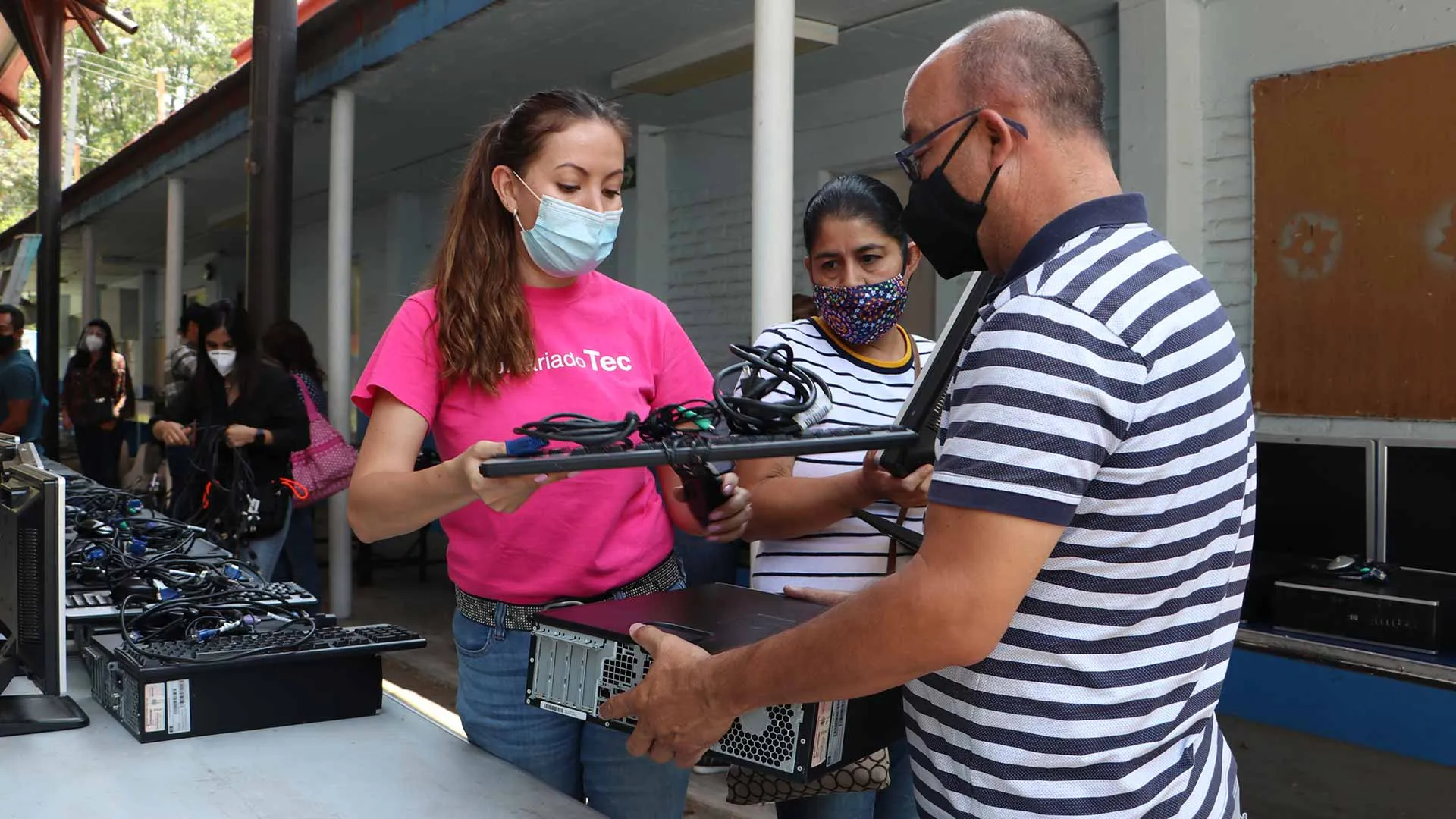 Entrega Tec computadoras a primaria