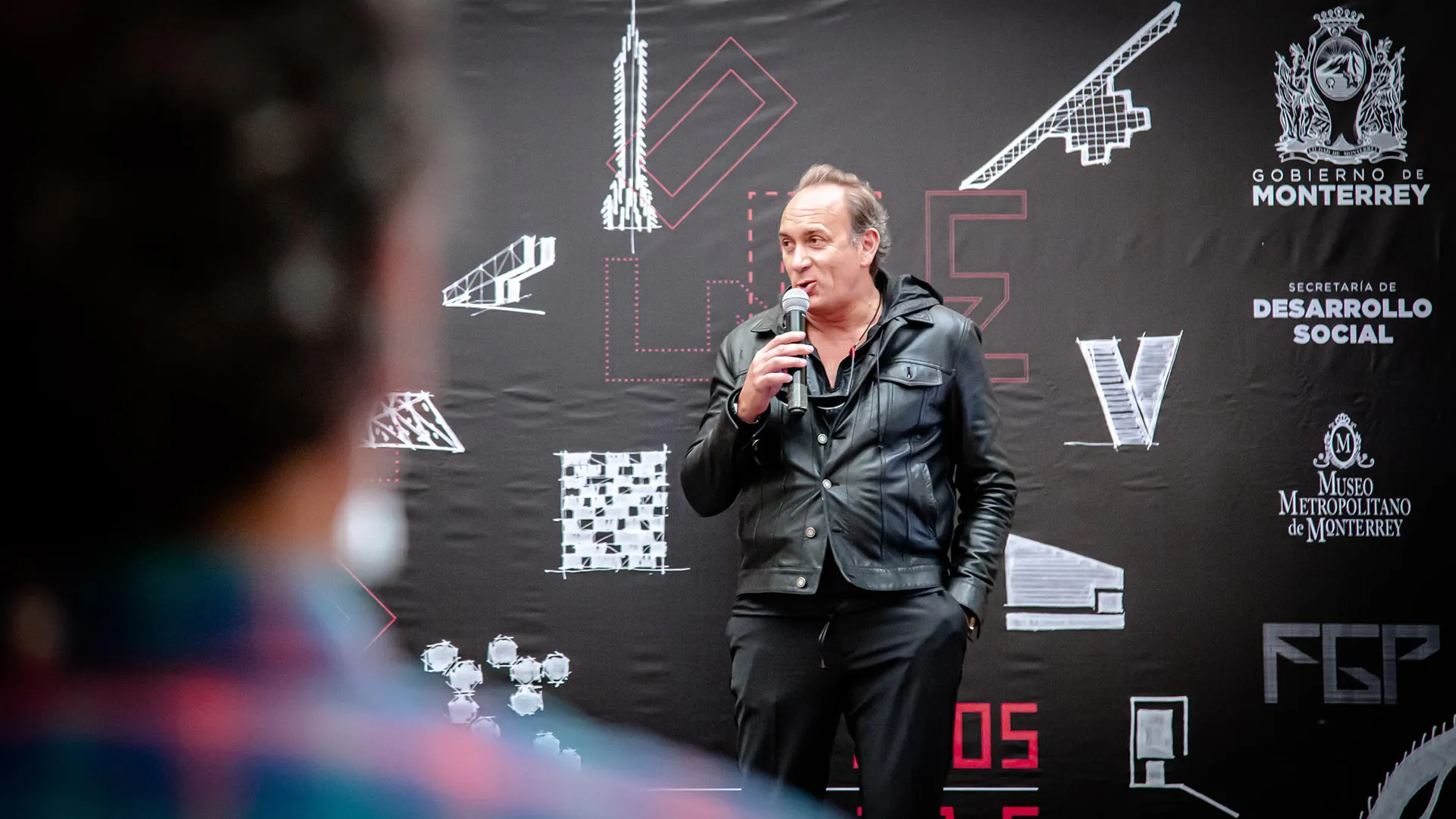 El arquitecto Francisco González Pulido presentó una exposición con 30 de sus proyectos más destacados