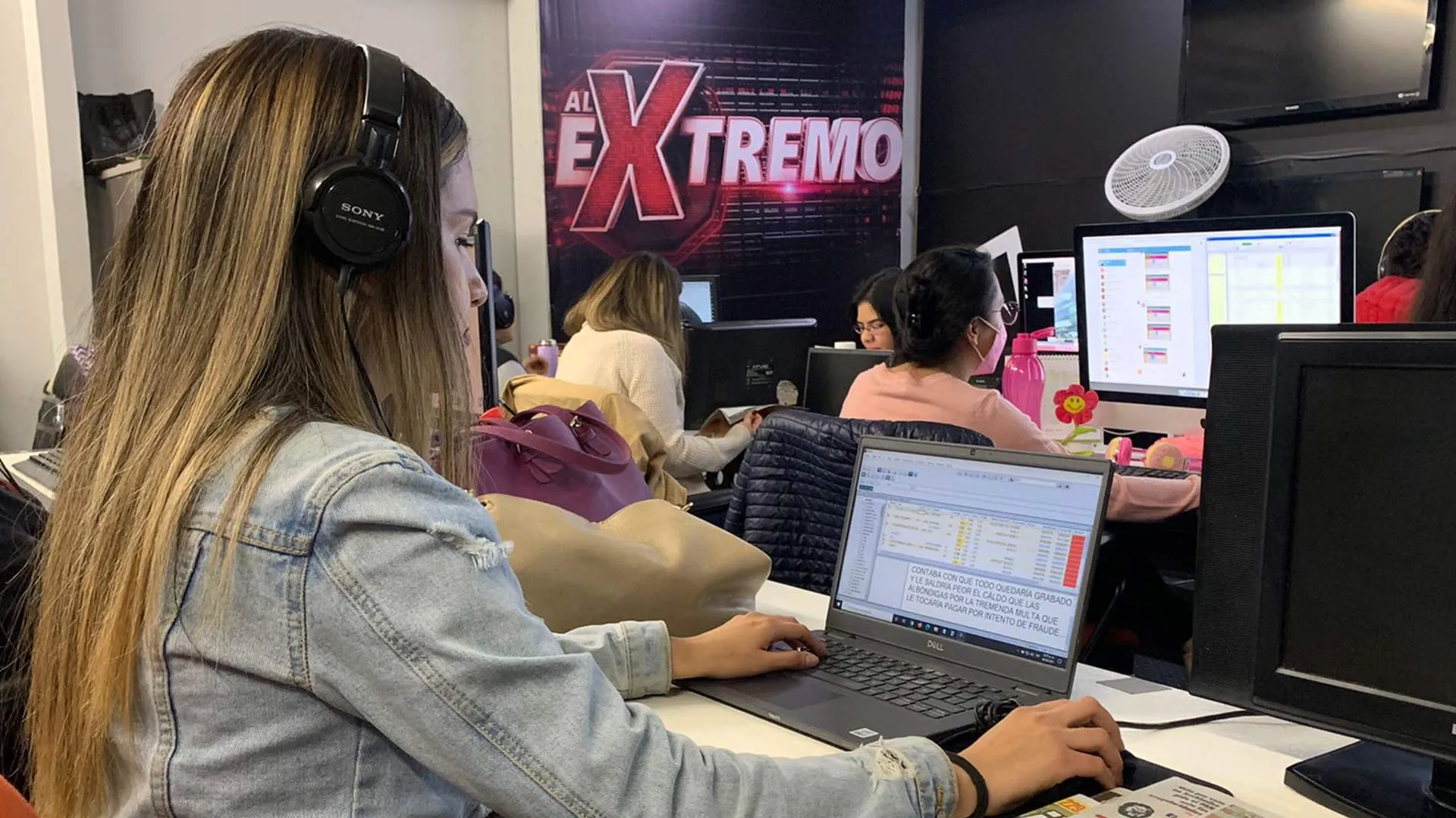 Kariana Colmenero trabaja en el programa de TV Al Extremo
