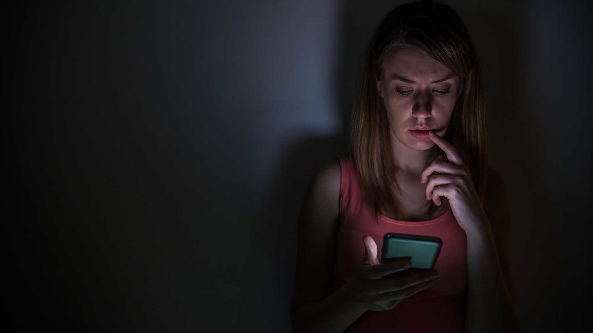 Joven recibe ciberacoso grooming