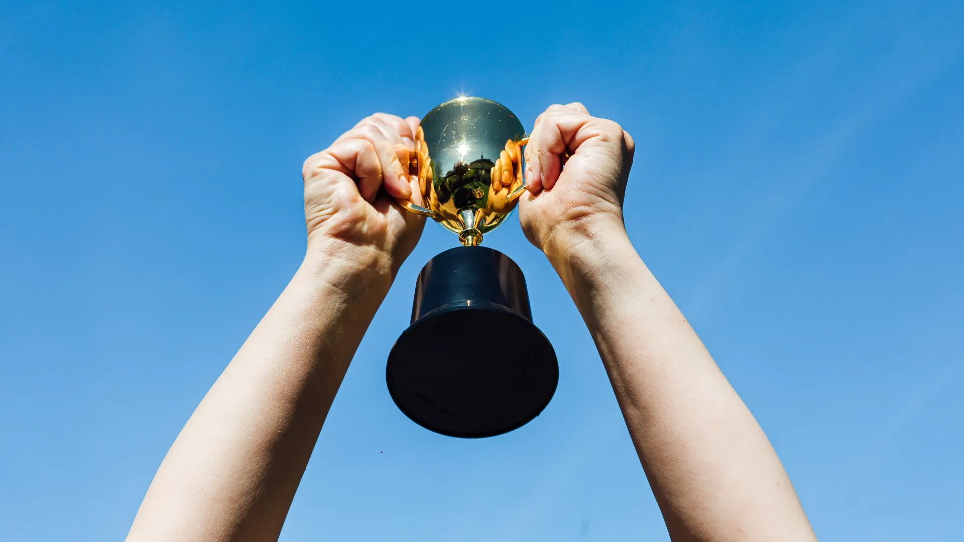 manos-agarrando-un-trofeo