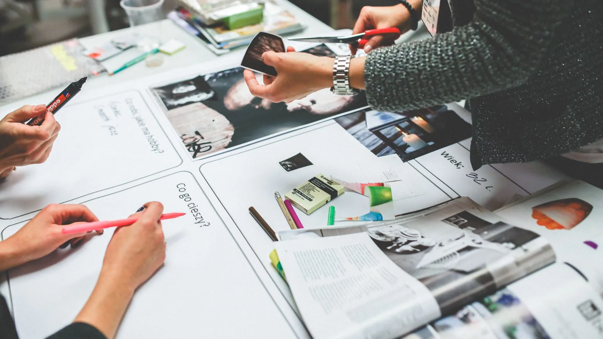 Equipo trabajando en imagen de marca