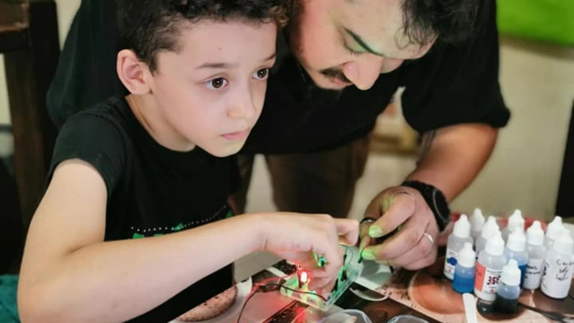 Niño y su papá utilizando el kit  de juego de Labgo
