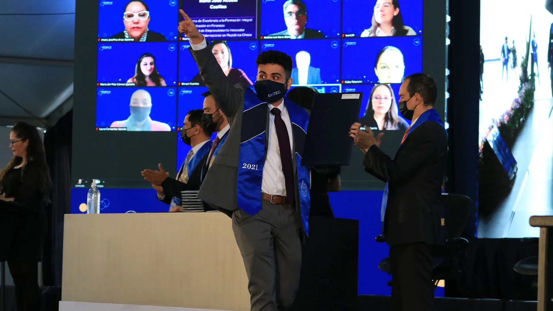 Reciben título en ceremonia presencial egresados en Región CDMX