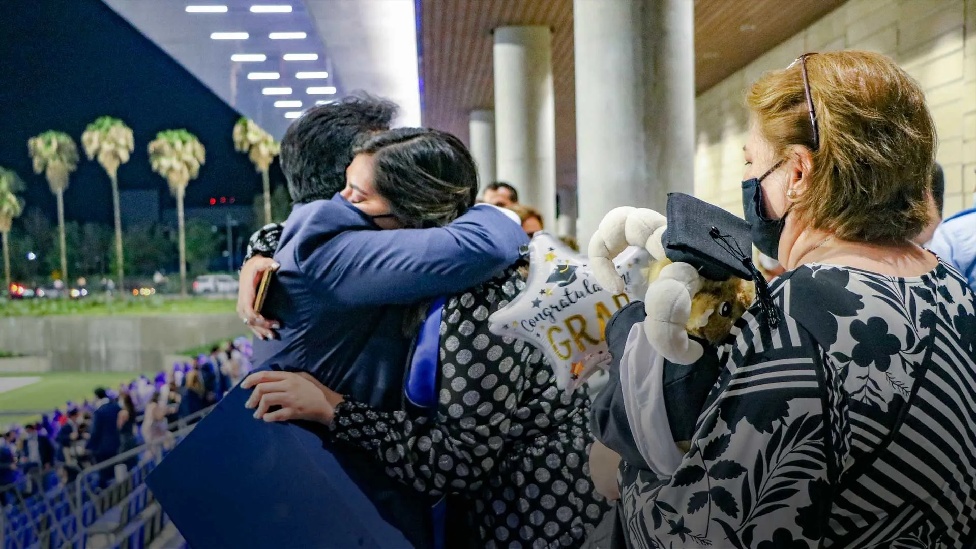 ¡Noches de festejo! Viven familiares de graduados emotivas ceremonias