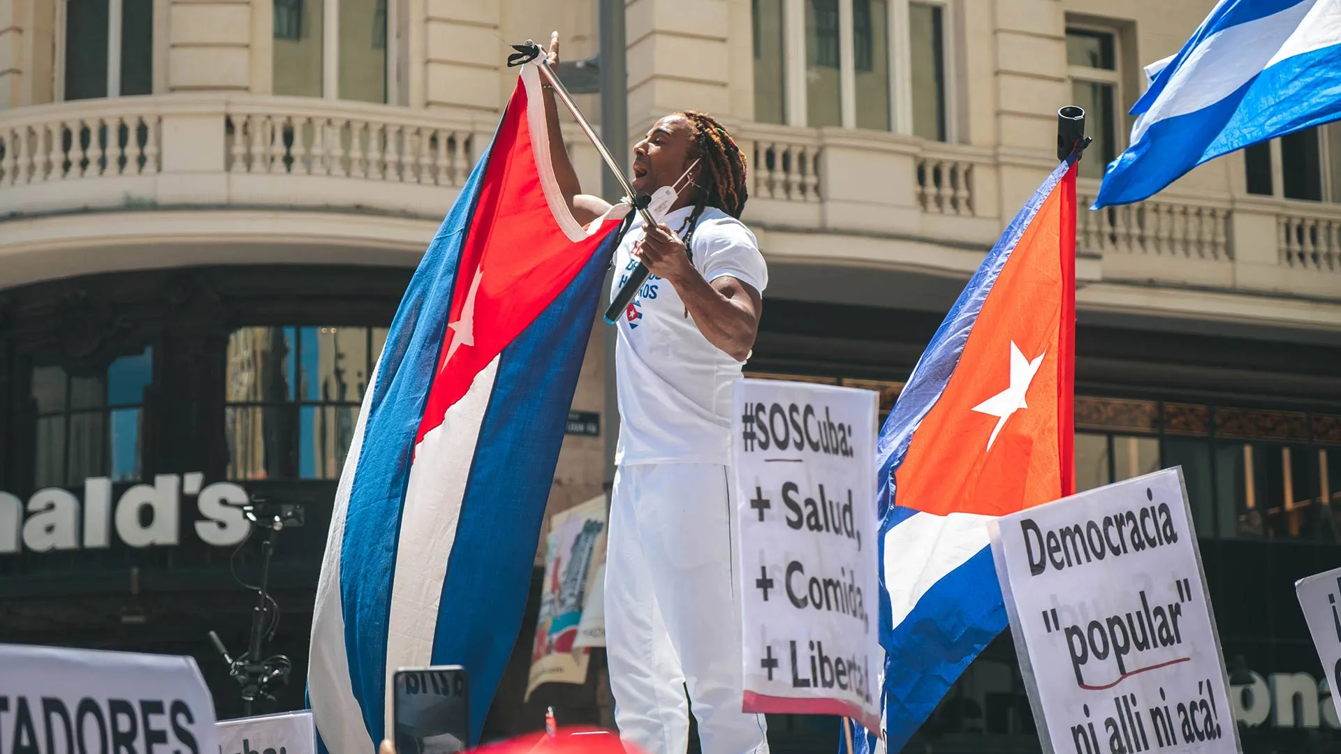 Manifestante en calles de La Habana