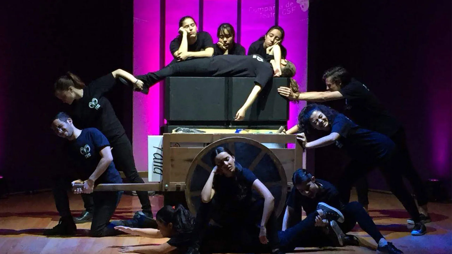 Reconocen esfuerzo, constancia y disciplina a futuros graduados