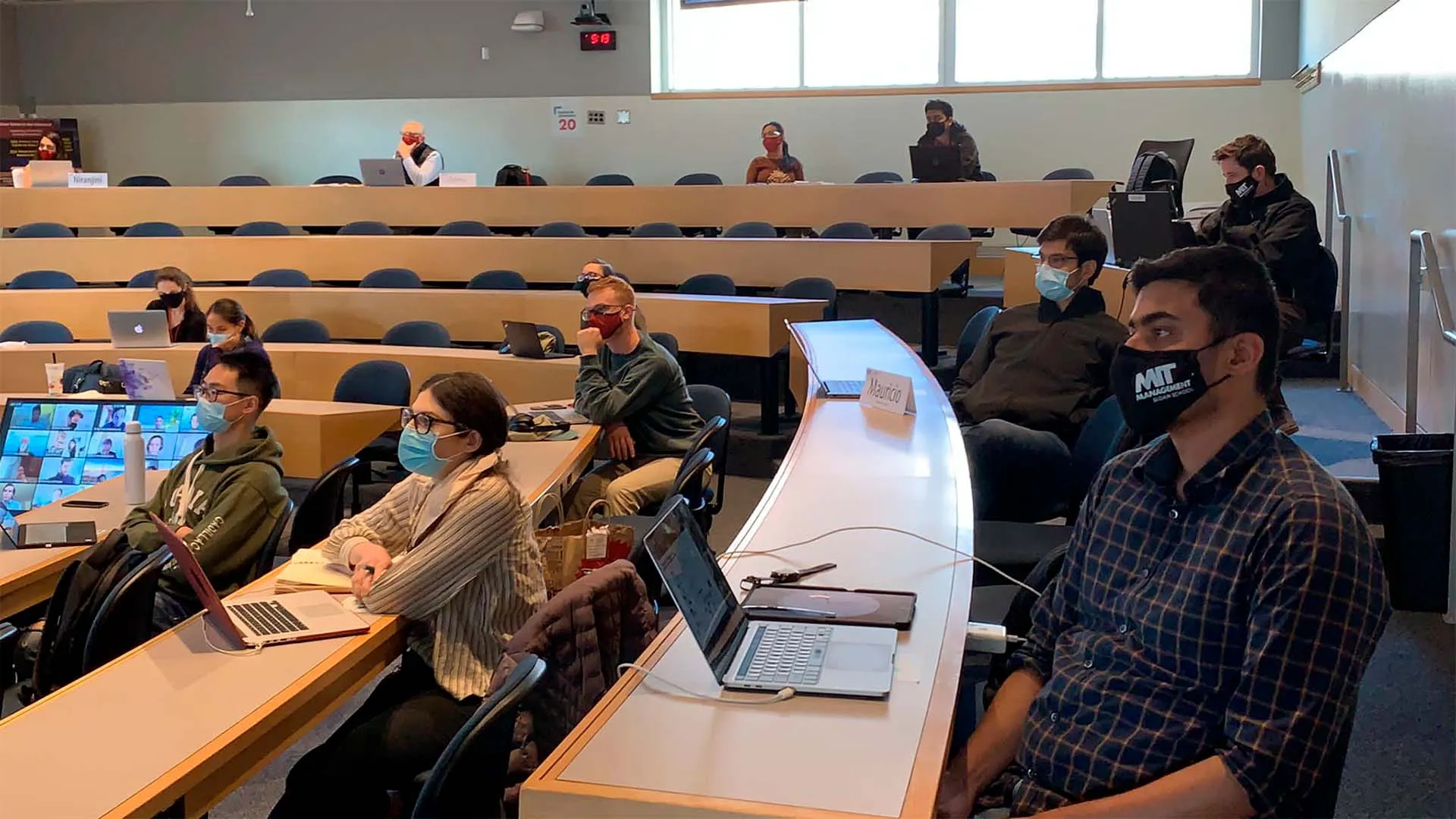 Su investigación sobre la renta de ropa y el Fast Fashion llega al MIT