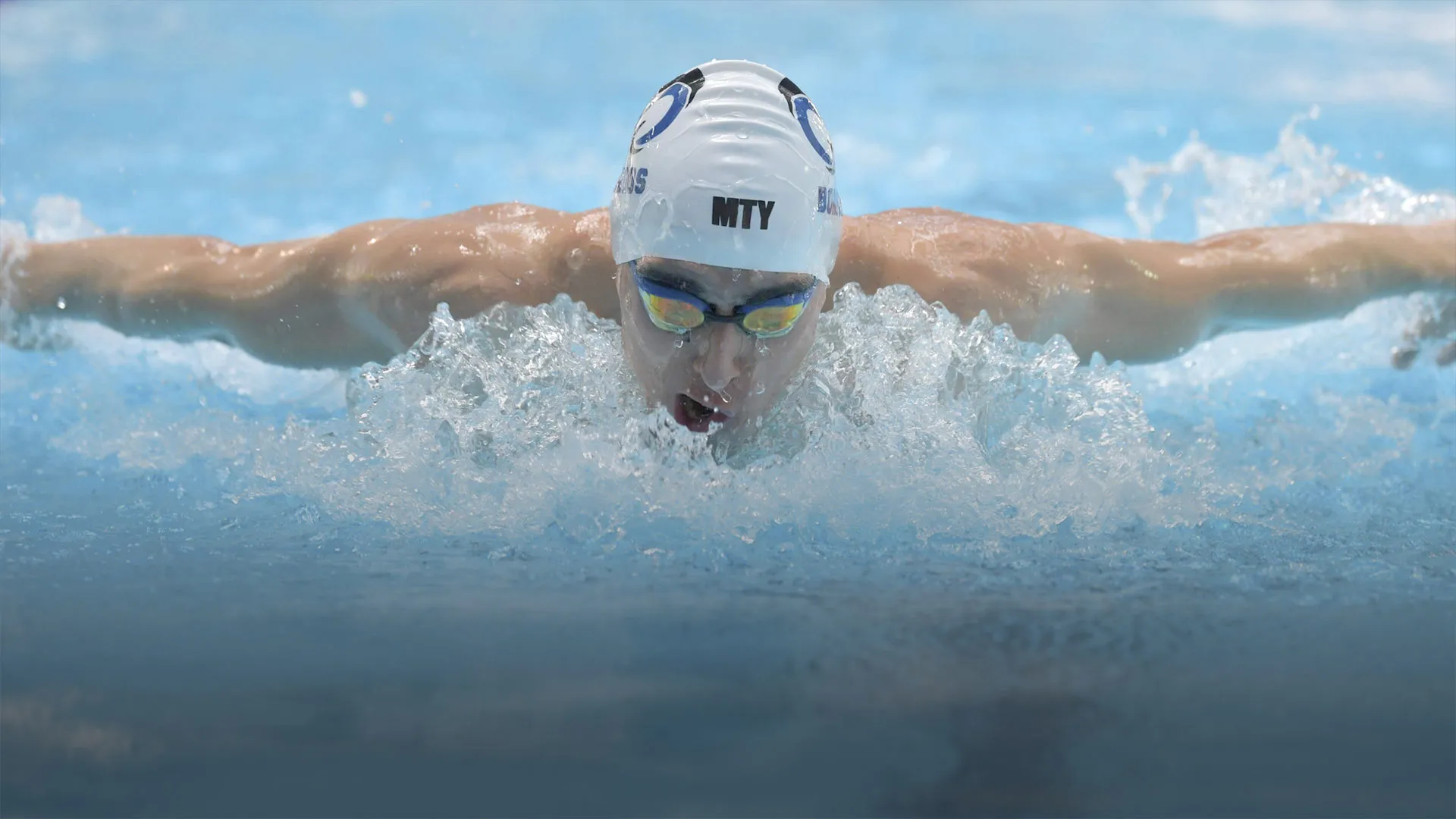 Sus ‘brazadas’ lo llevan al éxito académico y en la natación