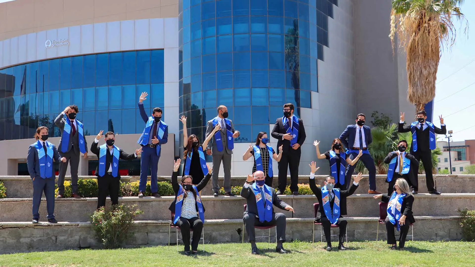 Vuelven al campus para su foto de generación