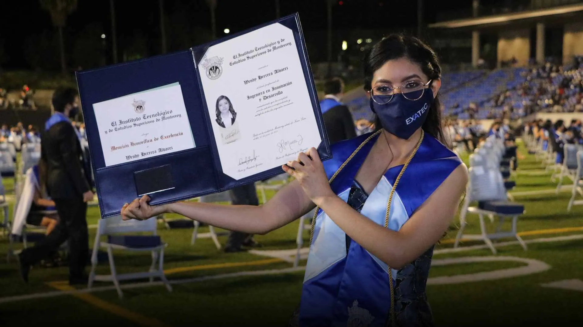 Wendy Herrera Líder del Mañana levantando su título profesional en la Ceremonia de Graduación 2021