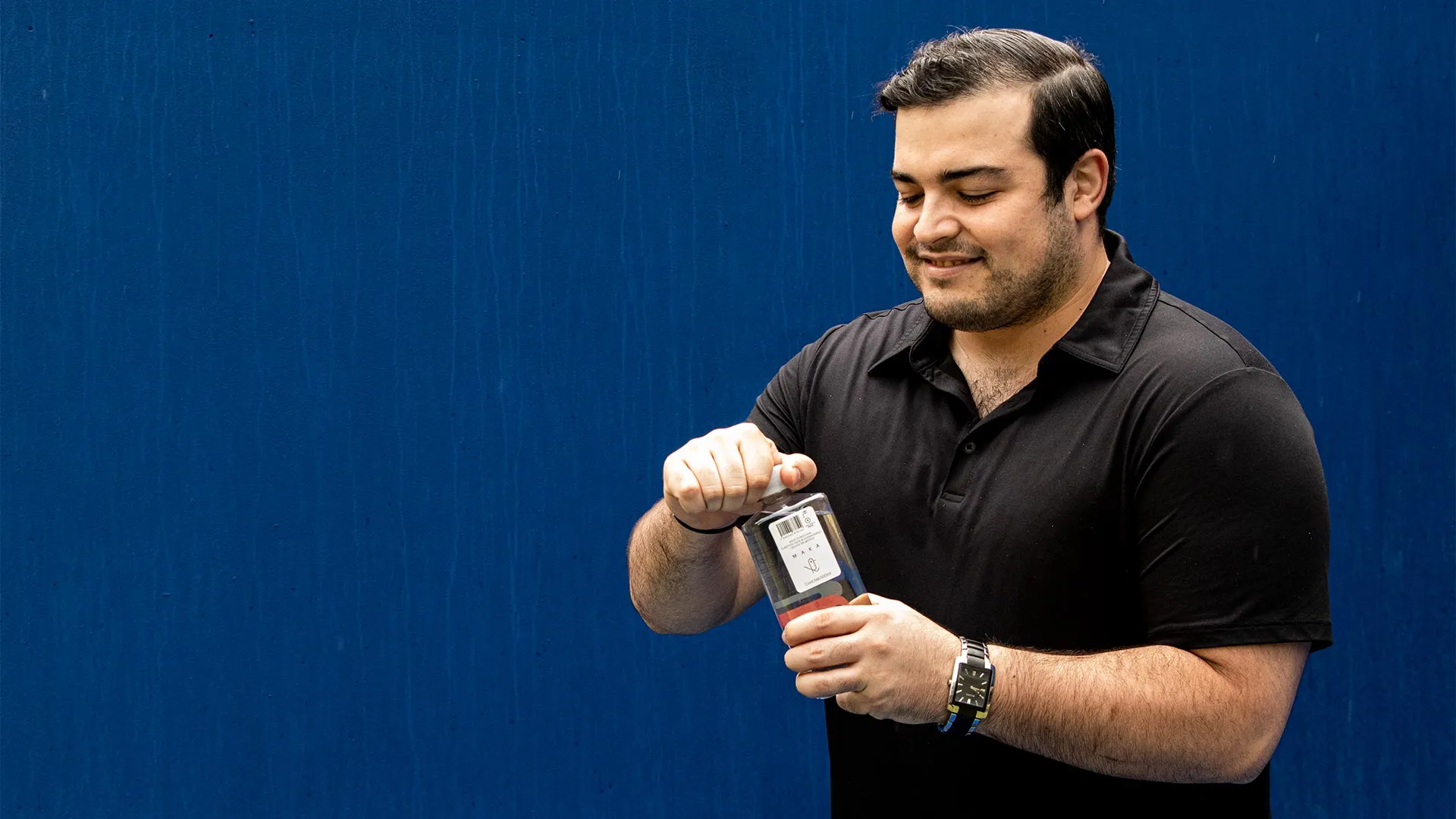 Creador de Maka sosteniendo su producto