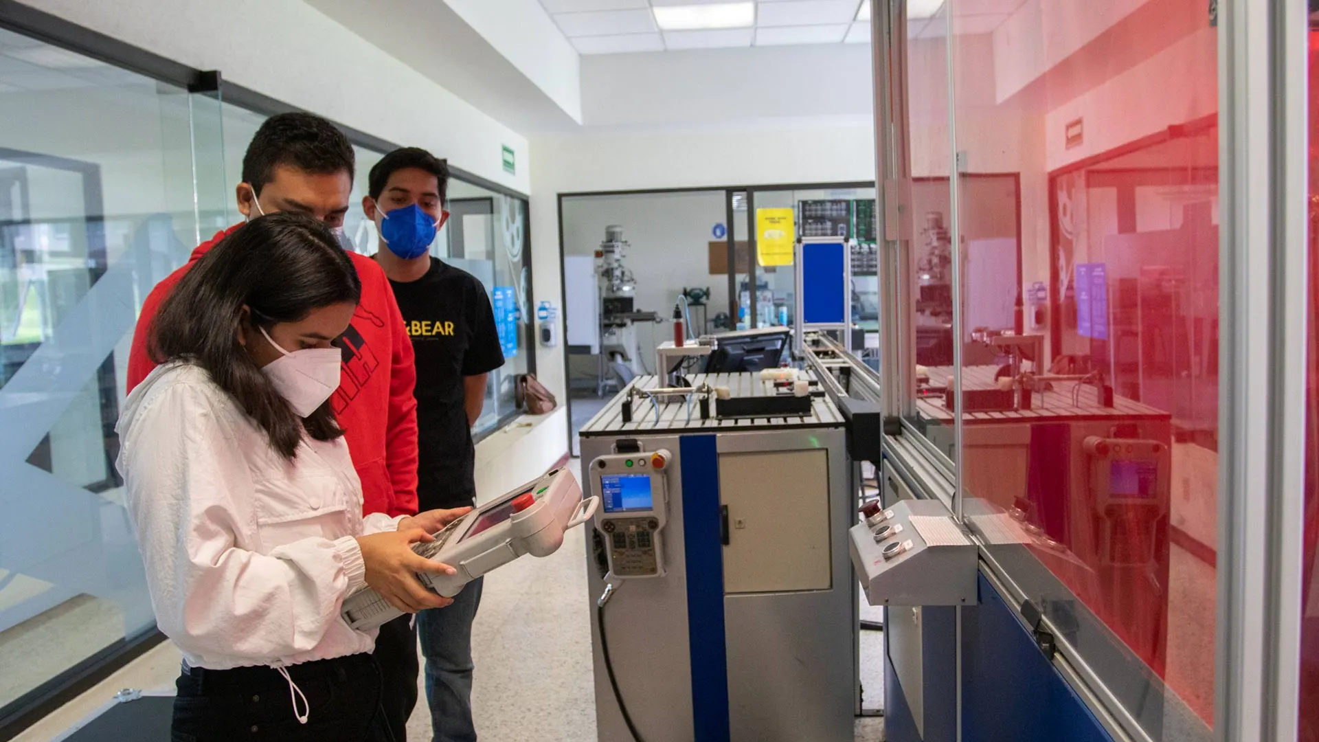 Estudiantes Tec en clases de laboratorio