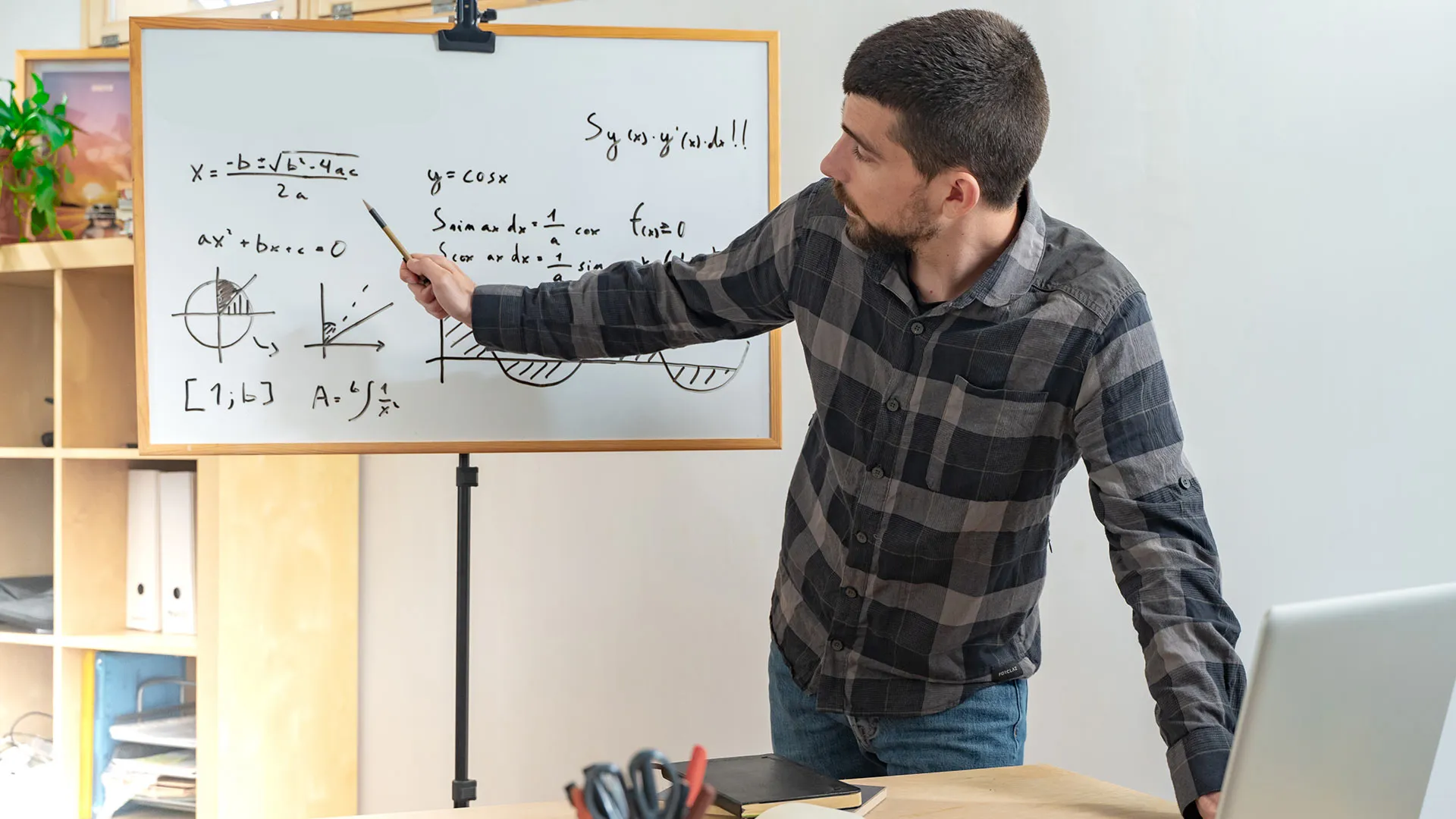 Expertos comparten consejos para ayudar a profesores en sus clases híbridas y en línea