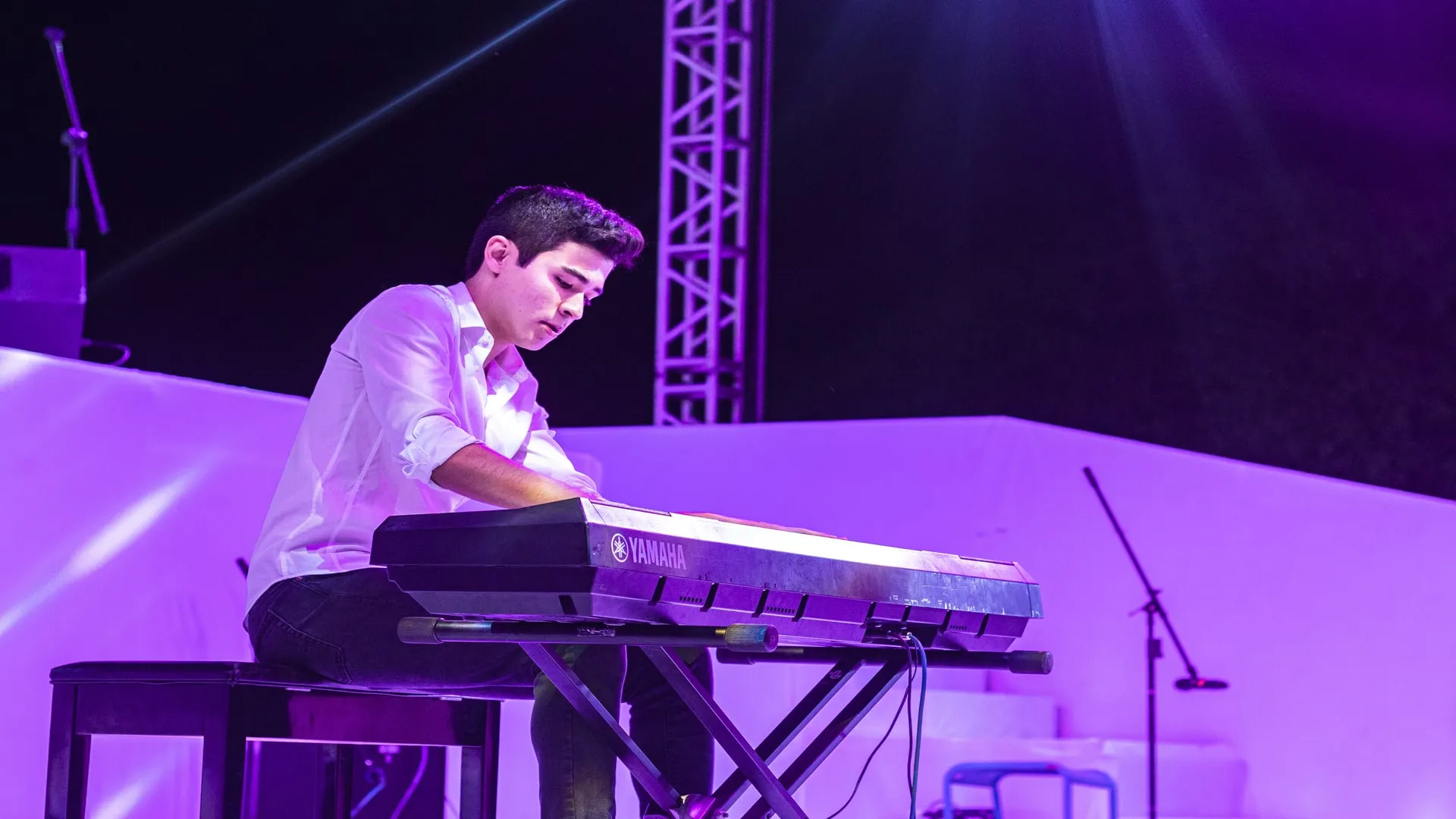 Manuel-Báez-tocando-el-teclado-en-un-festival