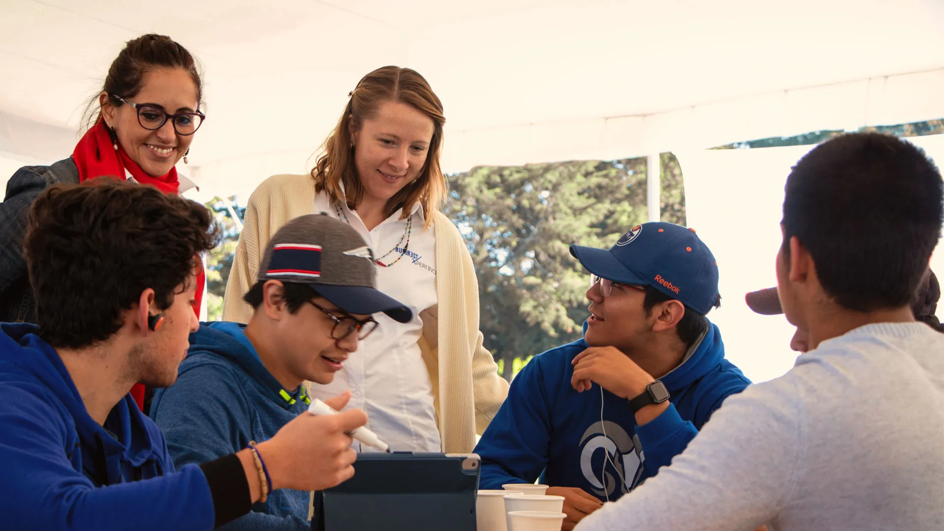 Profesoras Tec acompañando a alumnos