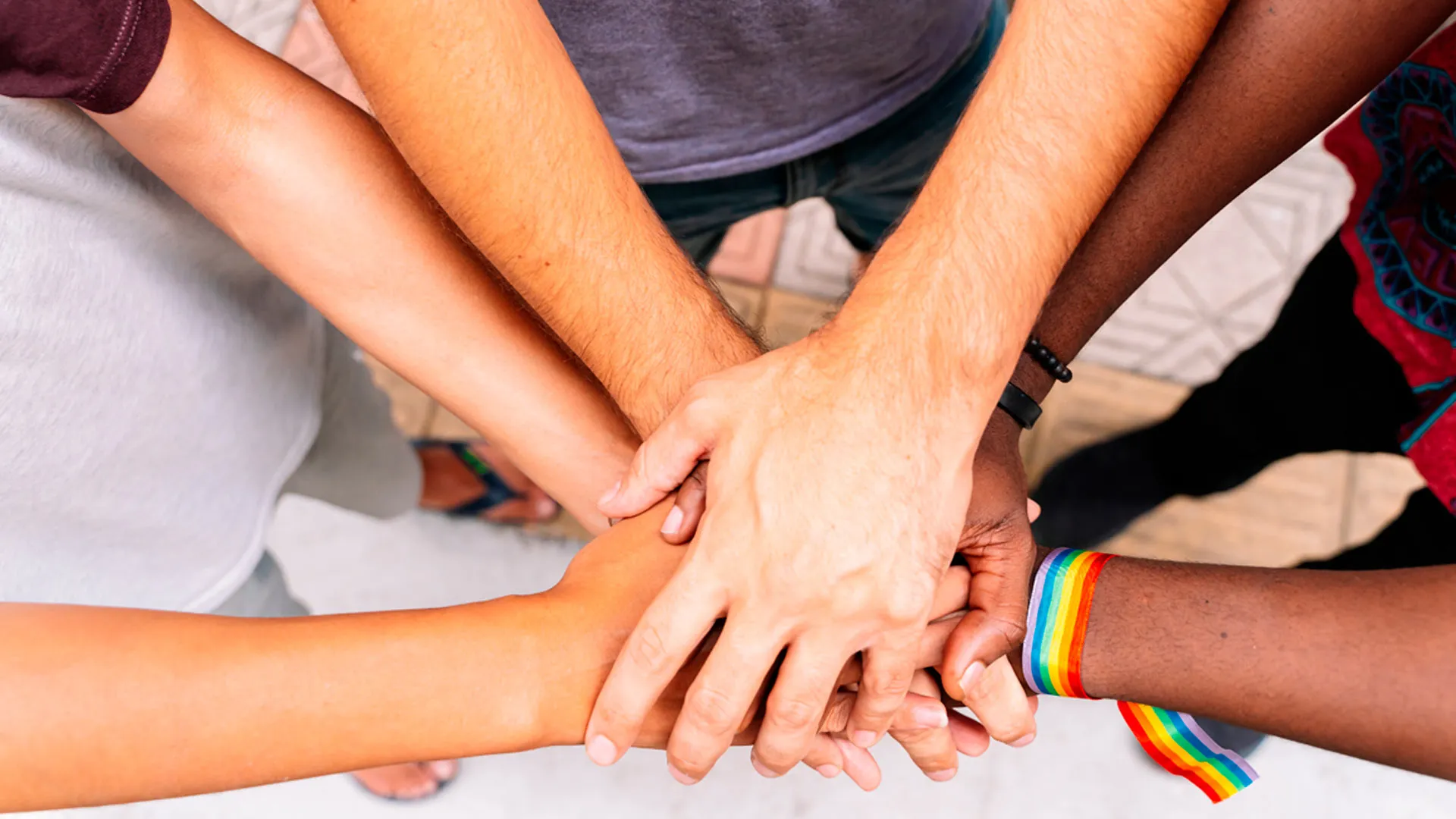 grupo de personas juntando sus manos