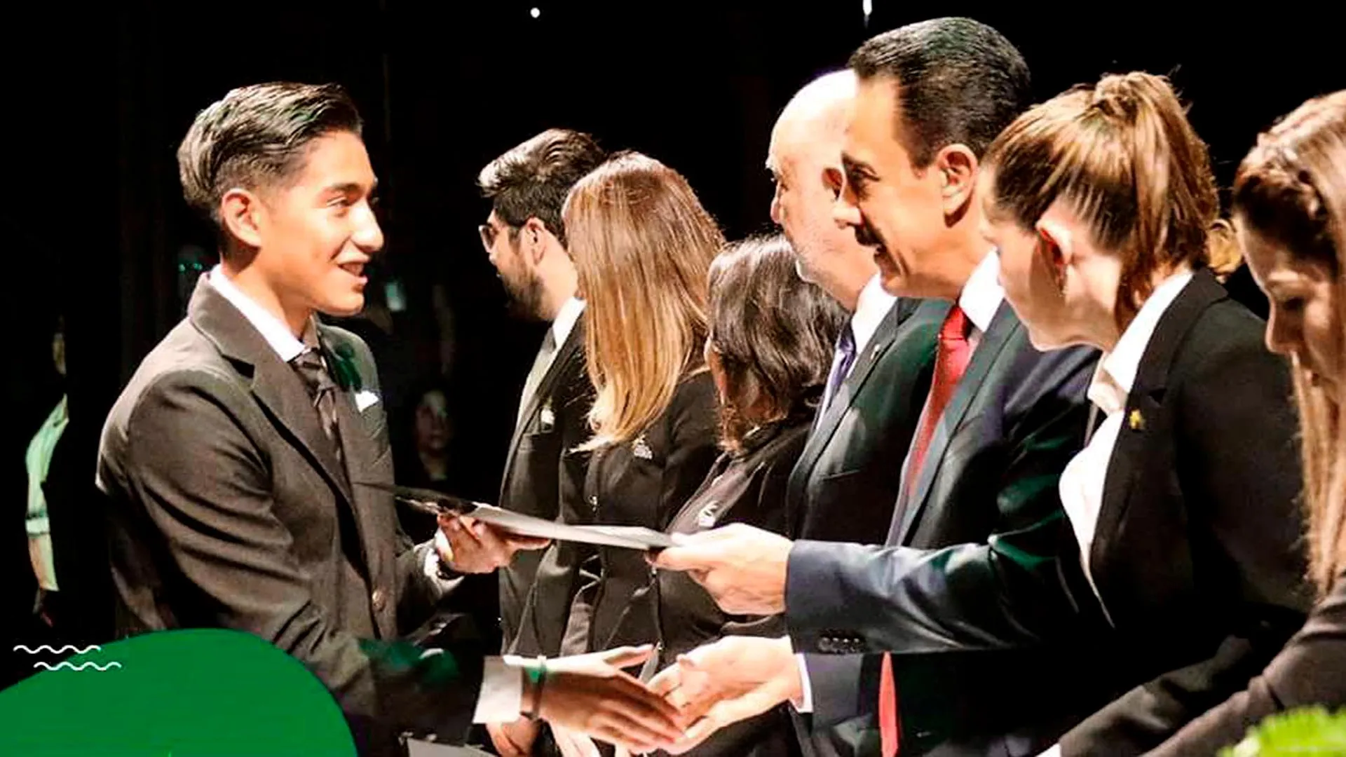 Héctor Sánchez recibe reconocimiento por parte del gobernador de Hidalgo