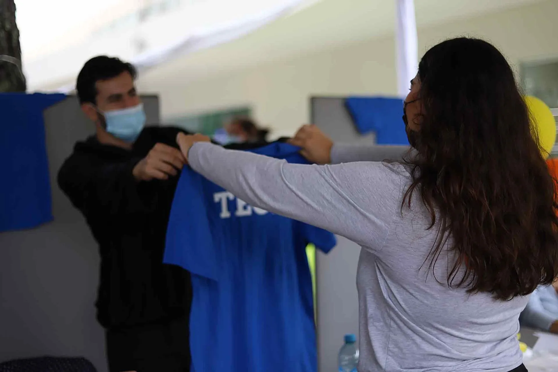 Mentores del Tec entregaron playeras a estudiantes del Tec Guadalajara.