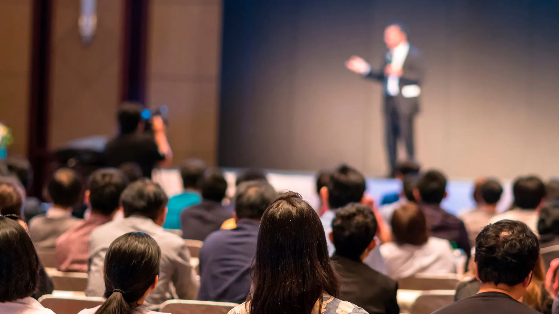 persona dando una conferencia ante un público