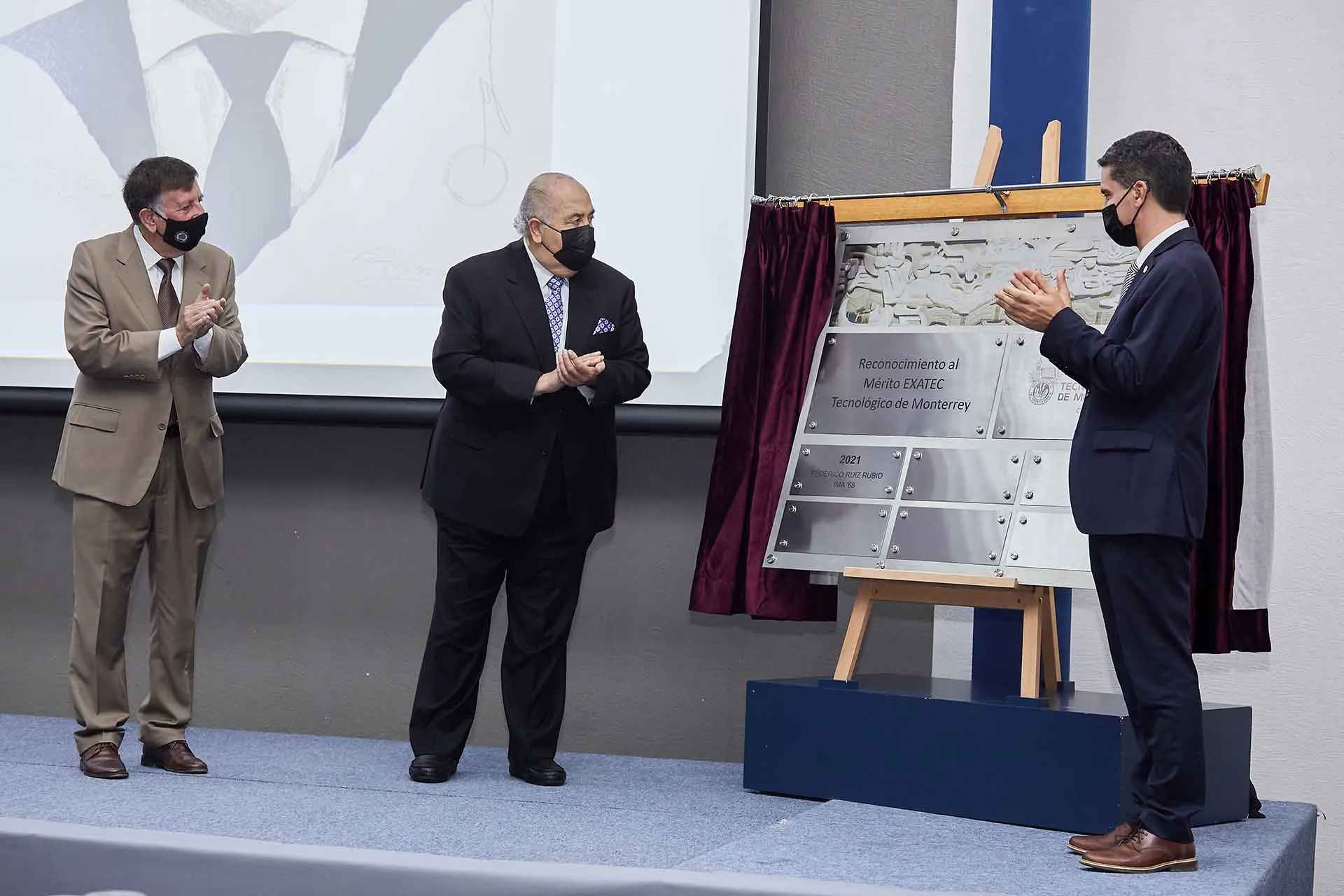 El EXATEC Federico Ruíz Rubio fue reconocido con el "Premio Mérito EXATEC" del Tec de Monterrey campus Querétaro,