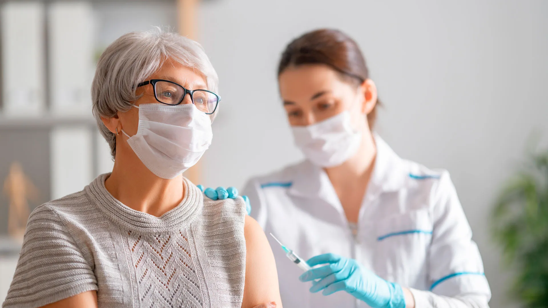 Algunos países ya autorizaron una tercera dosis de vacuna anti COVID en adultos mayores de 65 años.