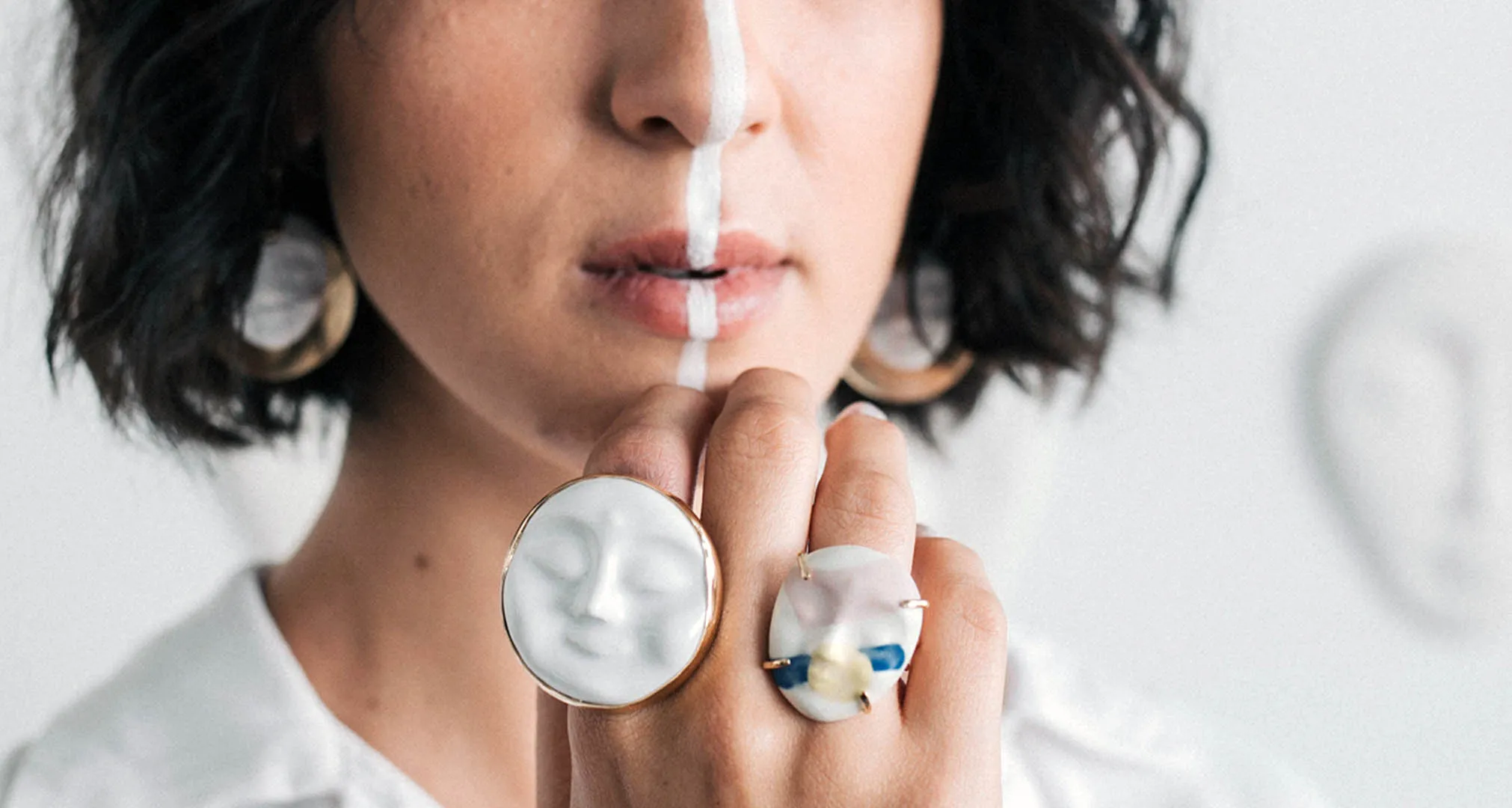 Carolina Gamper, EXATEC de la carrera de Diseño Industrial en Campus Querétaro, es la creadora de Mino Mino, una marca de joyería hecha de plata reciclada y cerámica. 