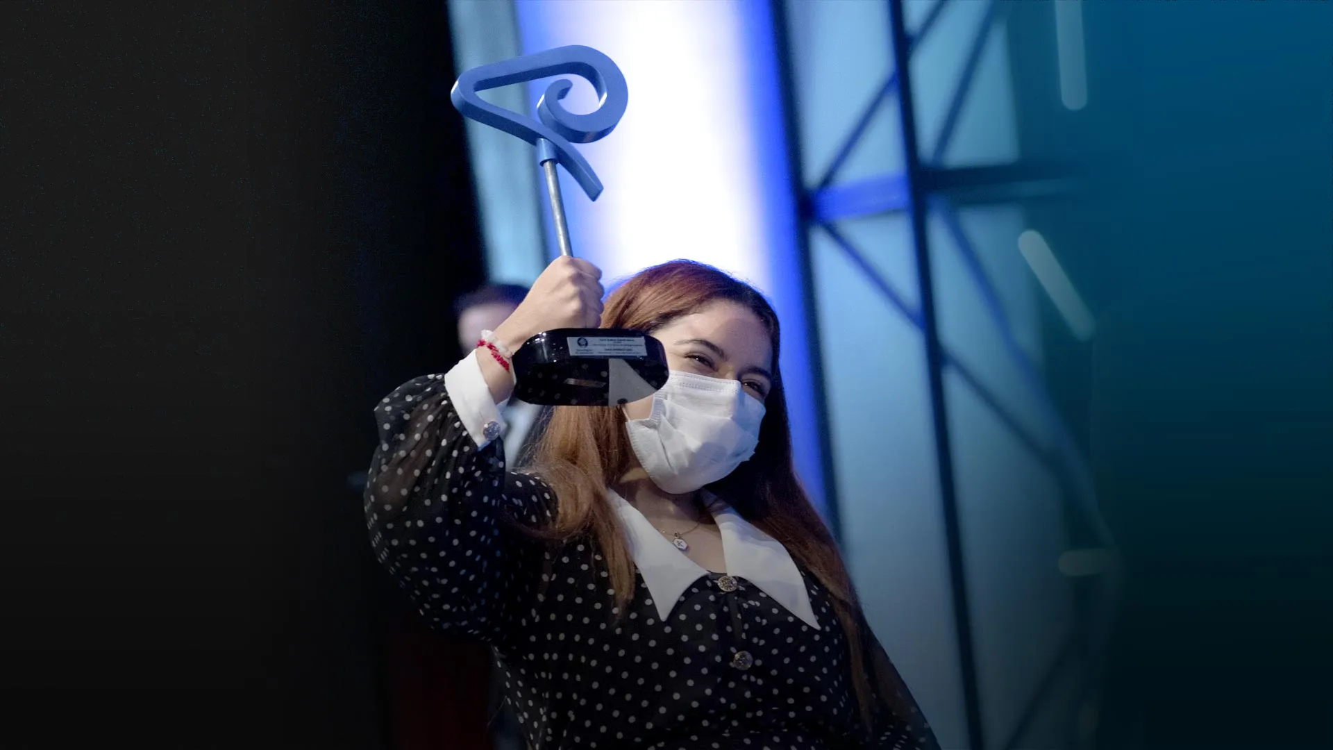 Alumna con su premio en Gala Borrego 2021, campus Monterrey