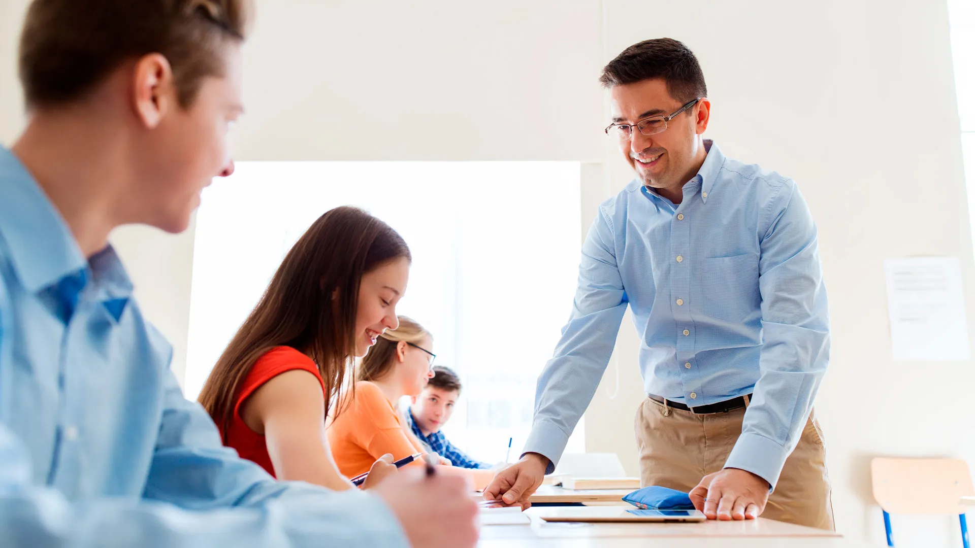 La educación positiva se enfoca en que además de las habilidades académicas tradicionales, los jóvenes desarrollen inteligencia emocional y bienestar.