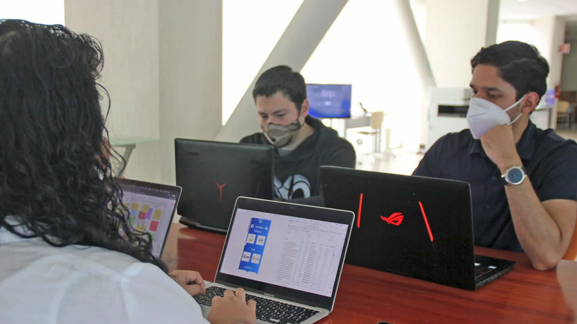 Estudiantes del Tec campus Cuernavaca ganan Hackathon internacional BBVA 2021 con Super App