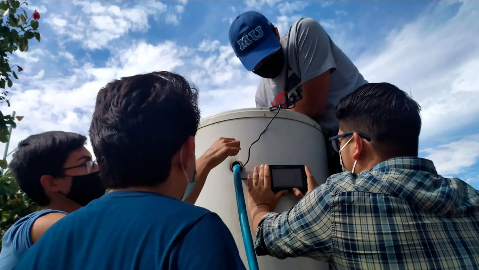 Estudiantes de Tec campus CVA ponen en marcha un calentador solar