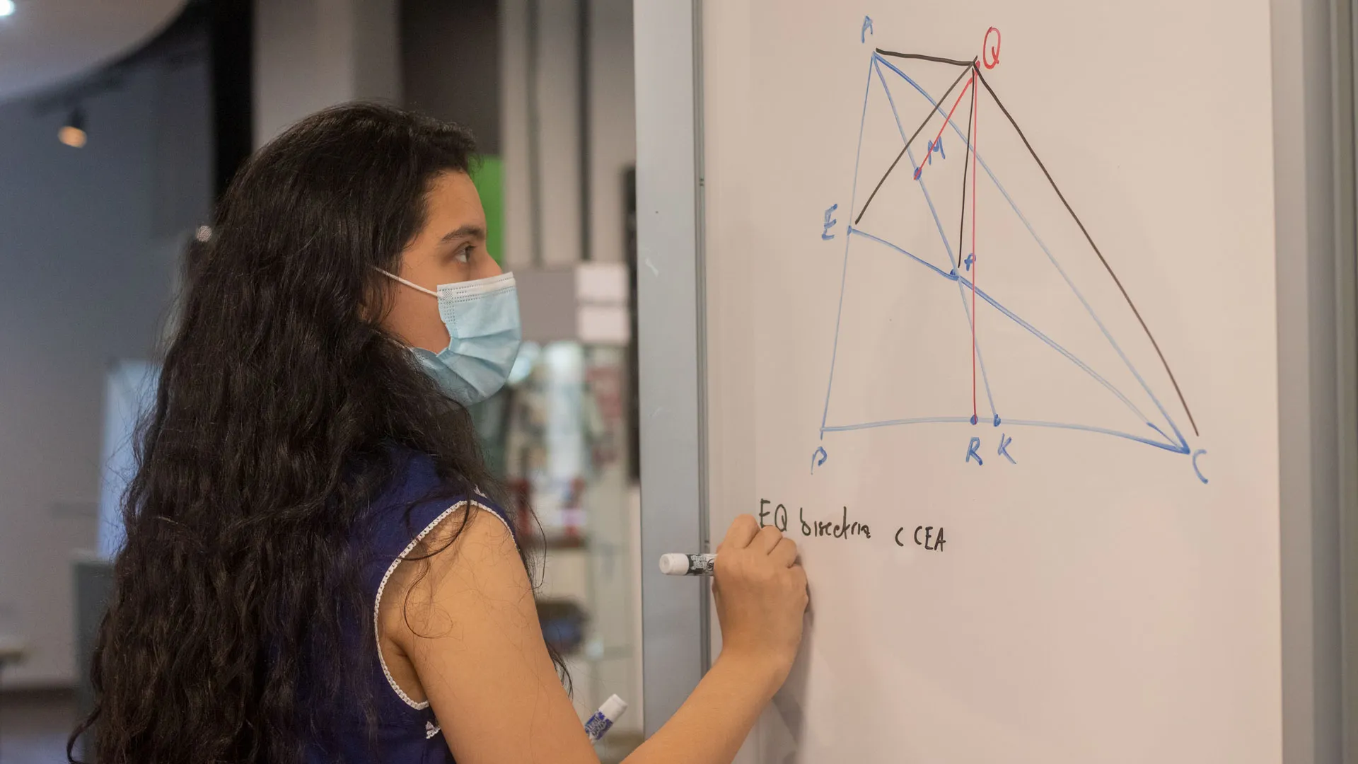 karla-munguia-resolviendo-un-problema-en-un-pizarron