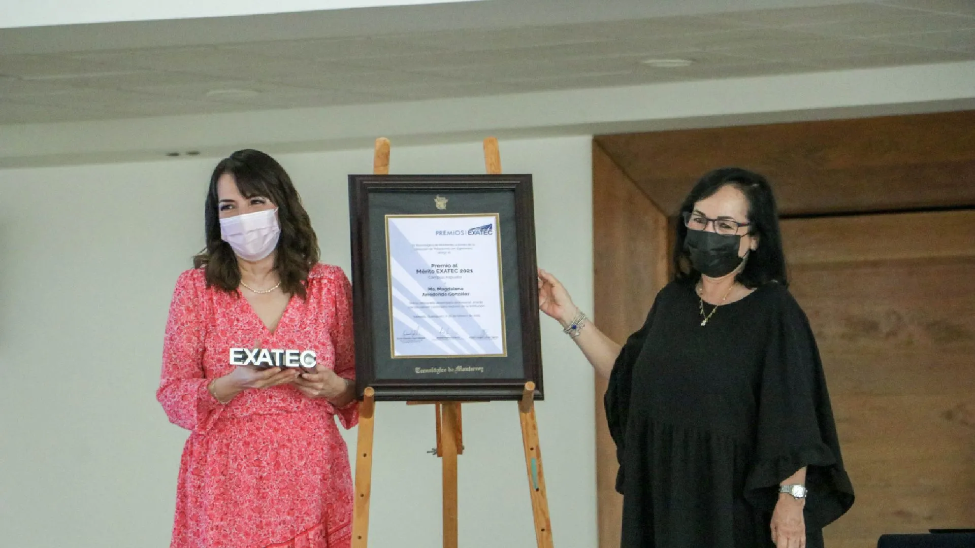 Magdalena Arredondo recibe el mérito.