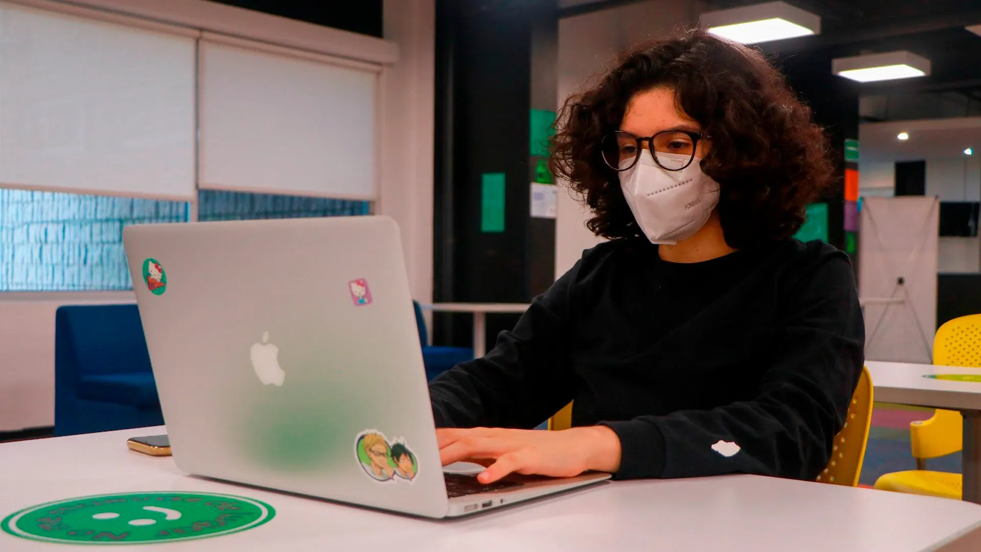 mariana trabajando en presentacion sobre inclusion