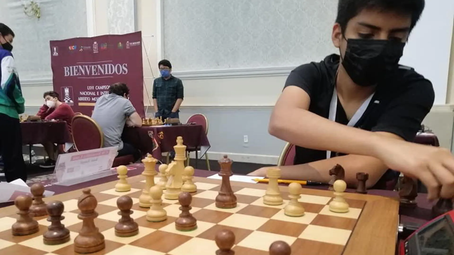 José Ángel Hernández Luna practicando ajedrez.