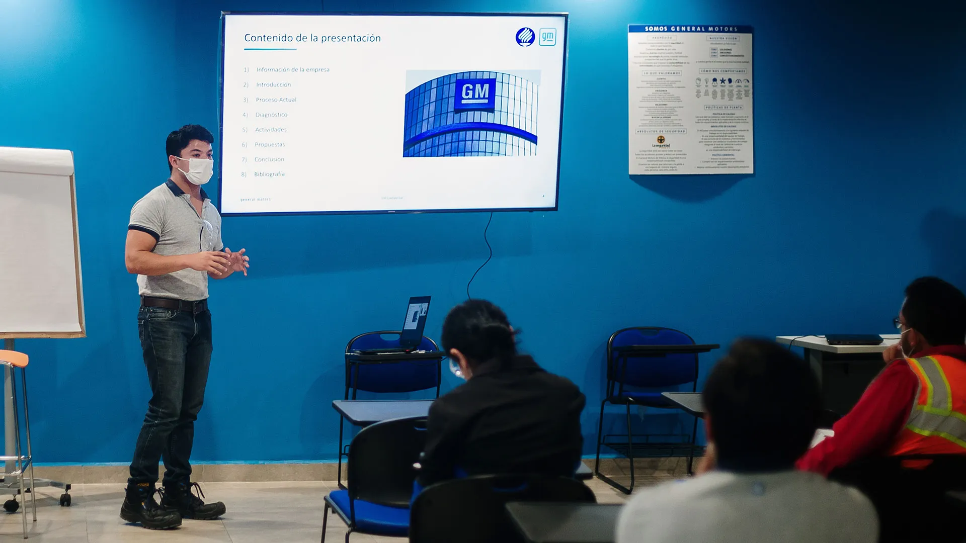 Alumno Tec  exponiendo en General Motors