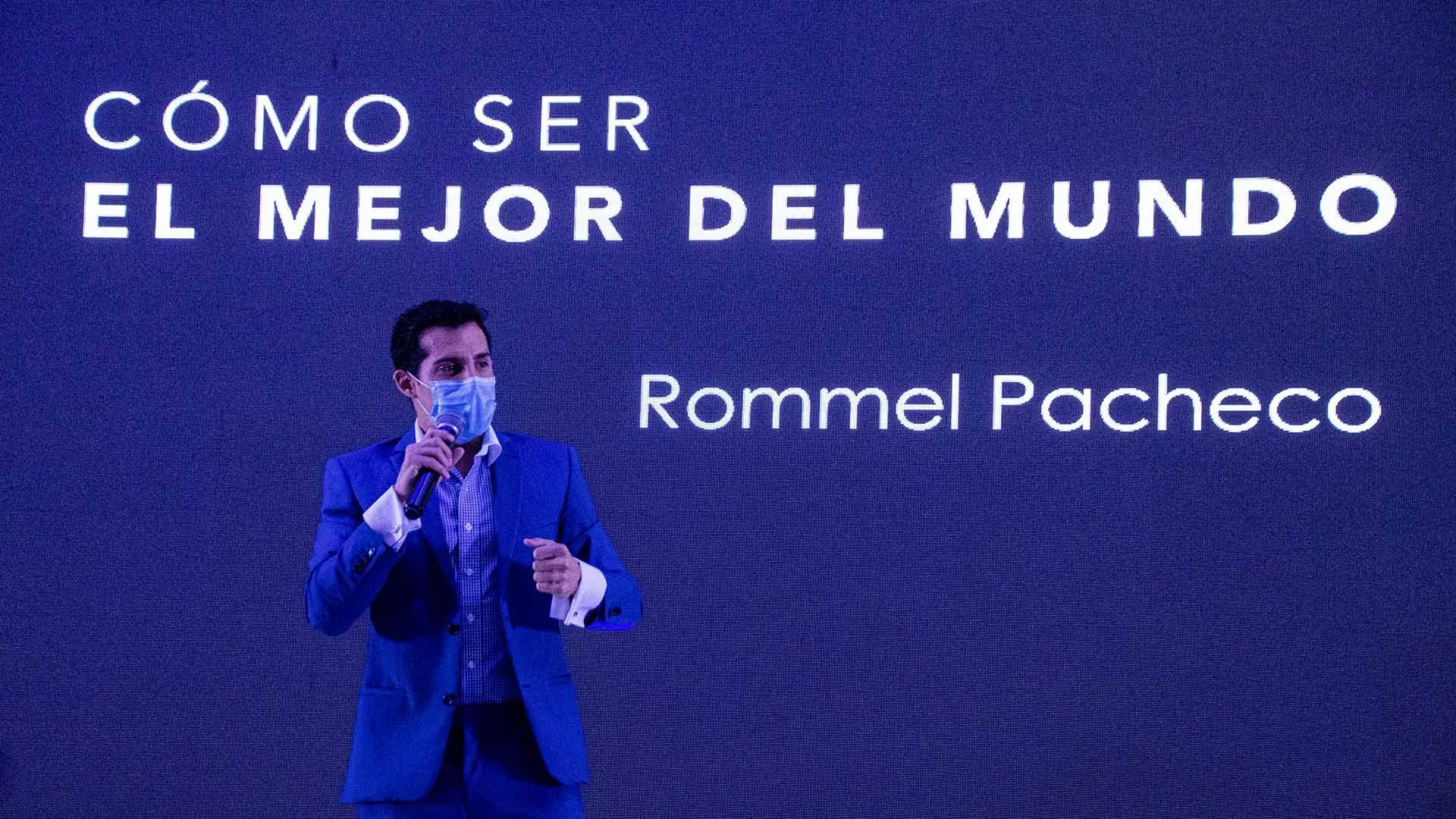 Rommel dando conferencia